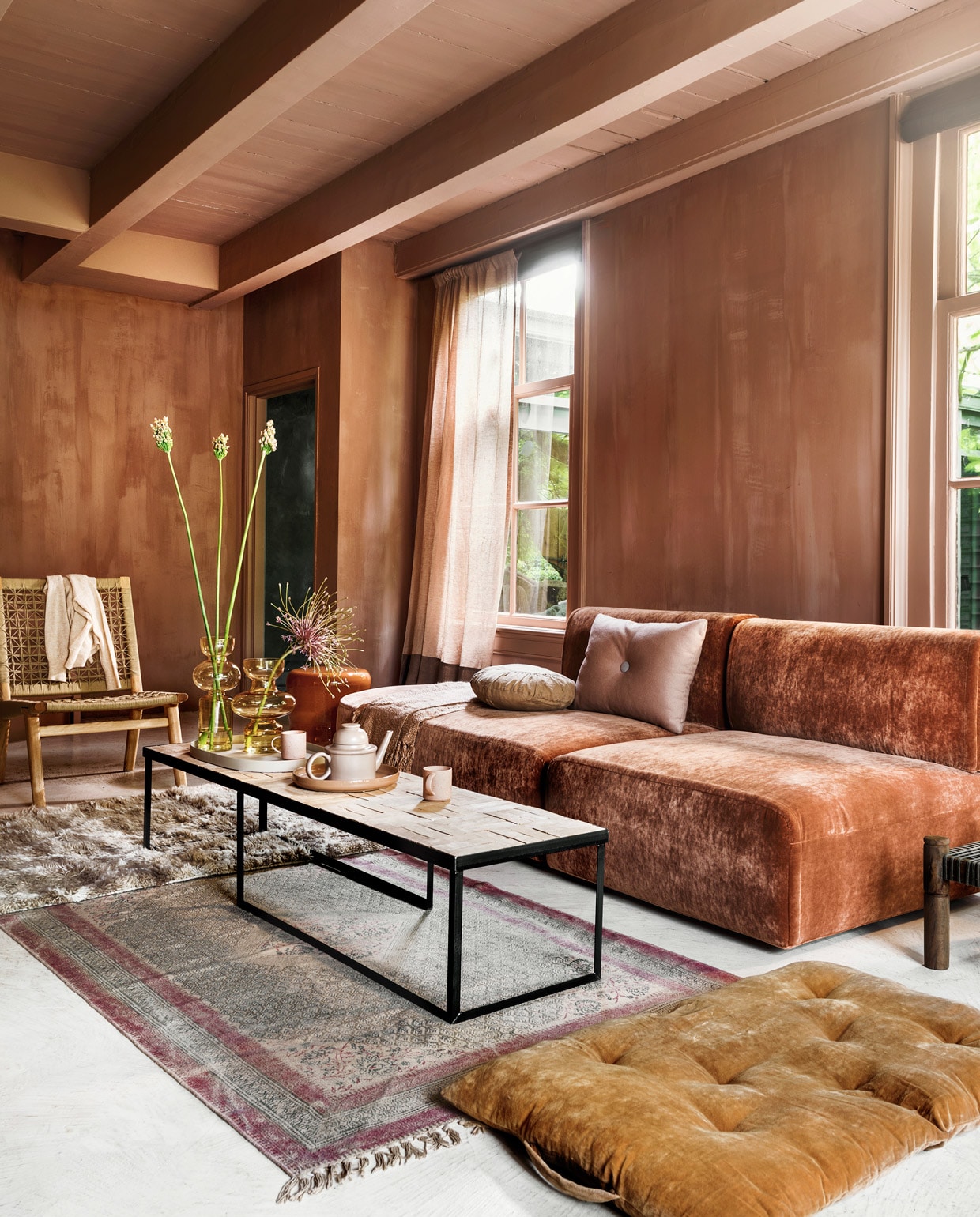 Woonkamer in warme kleuren als terracotta