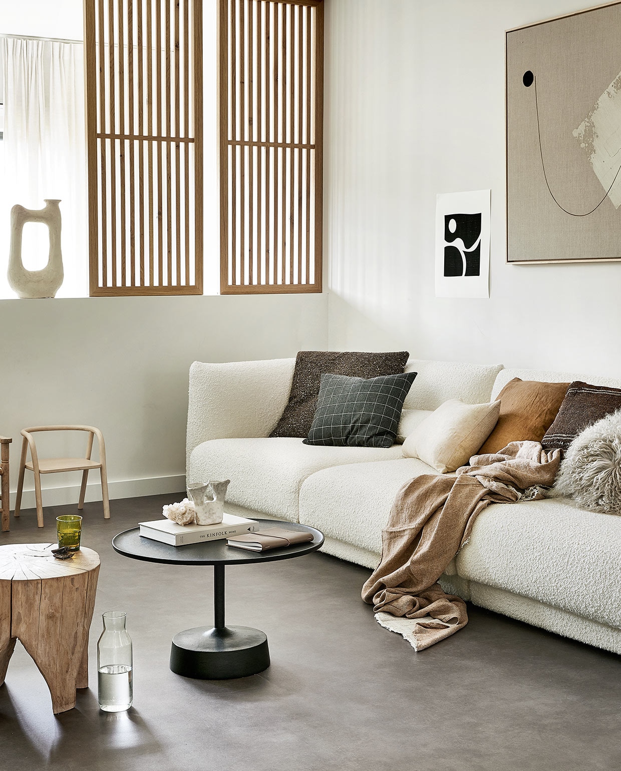 Novilon vloer Gruis per m² € 29,50.M.m.v. pantoufle-design.nl (bank), basiclabel.nl (zwart-wit kunstwerk, zwarte bijzettafel, houten bijzettafel), householdhardware.nl (witte organisch gevormde vaas, glas), studio-yen.com (kelim kussens, kussen met vacht), bymolle.com (crèmekleurig kussen, linnen plaid in de kleur hazel), tessaderijk.com (groot kunstwerk aan de muur). Overig privébezit.