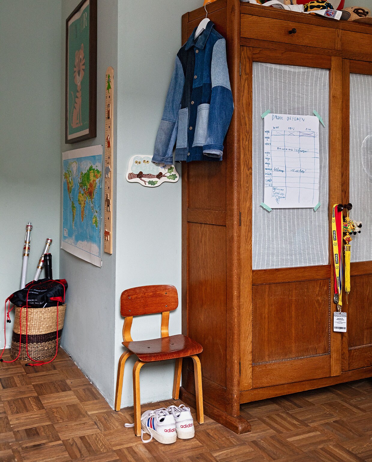 Kleur op de muur Vilt Histor, kledingkast Marktplaats, stoel DasGaaf, eikenhouten ondervloer voor parket, jas Arket, schoenen Adidas. Overig herkomst onbekend.