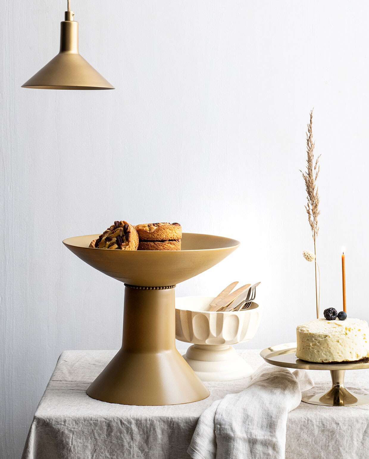 Schaal, ook een diy, maar dan met andere schaal en poot (kringloop). Linnen tafellaken € 49,99, goudkleurig taartplateau € 17,29 (hm.com). Lamp Mathematic S € 49,95 (zaanschfaamwebshop.nl). Kaars op taart Candles of Rituals, per 50 € 15,- (minimuc.com). Linnen theedoek € 12,95 (lichtenfijn.nl). Ribbelglas, per 4 € 35,- (thefinestore.com). Vintage bord (Zaalberg Holland). Overig privébezit.