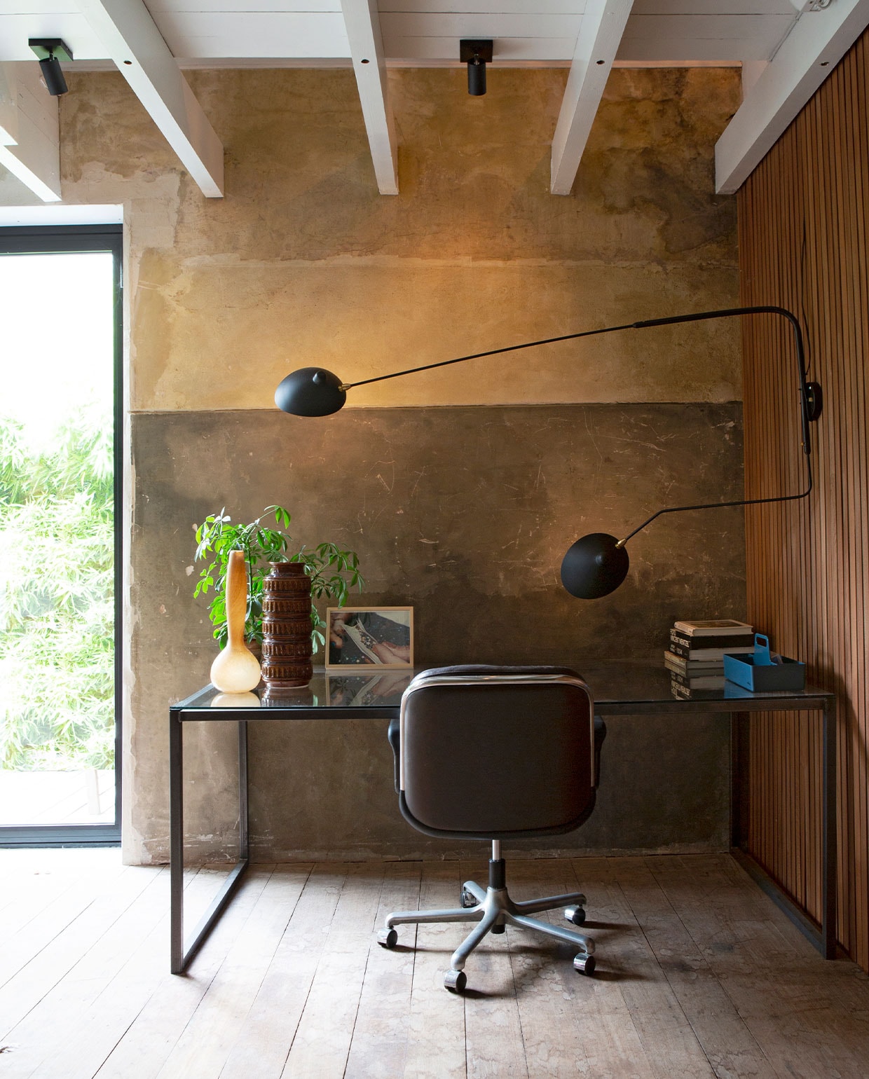 Bureau zelfgemaakt door Willem. Vintage bureaustoel Marktplaats. Wandlamp Serge Mouille. Blauwe pennenbak Hay. Vazen vintage.