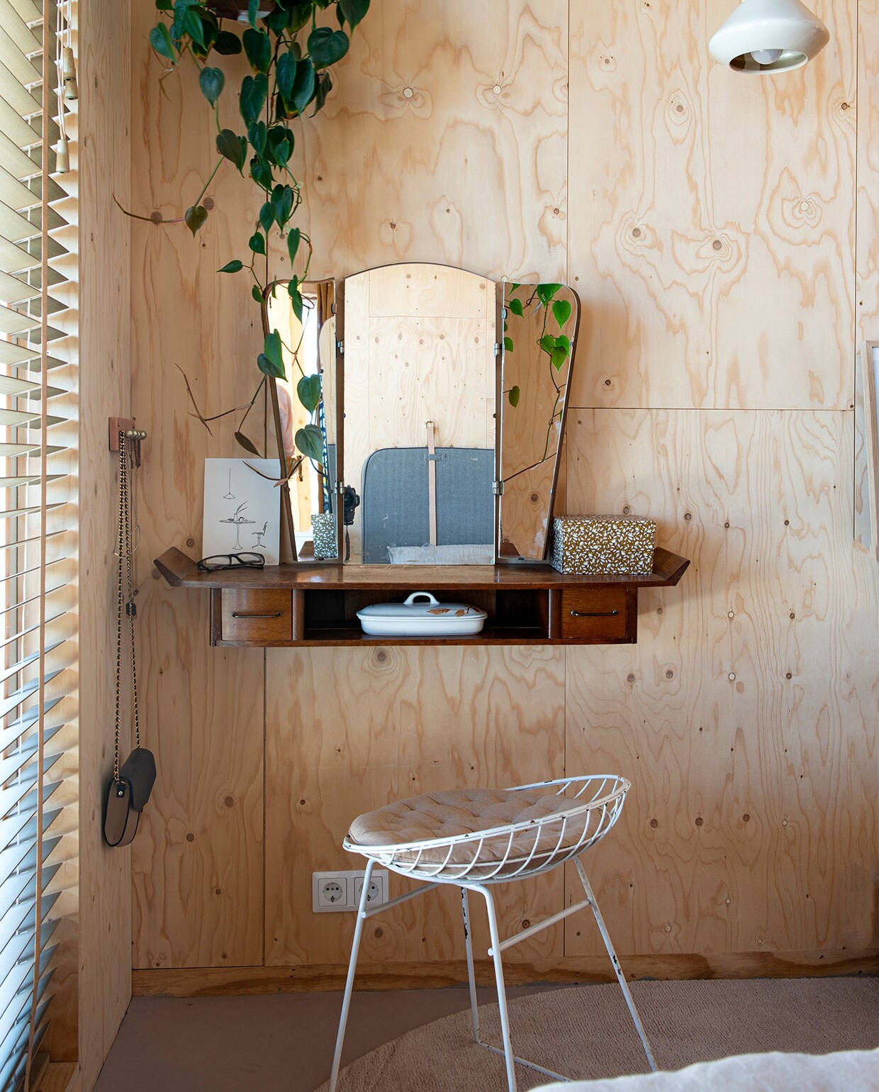 Vintage kaptafel, vintage kruk van Cees Braakman voor Pastoe, keramieken lamp Make Room, bamboe jaloezieën Raamdecoratie. Overig onbekend.