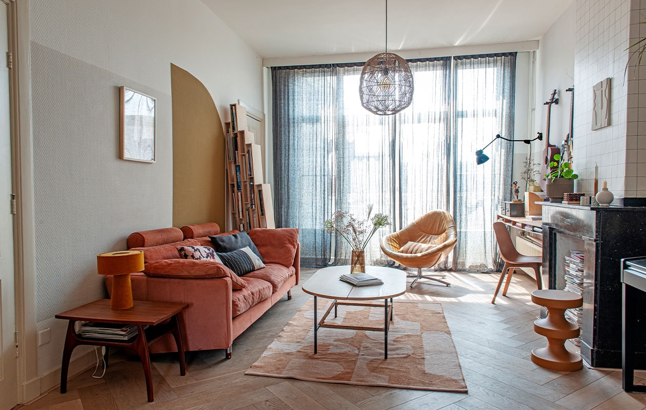 Draaifauteuil Hidde van Gerard van den Berg voor Label. Visgraatparket vtwonen, rode bank Marktplaats, salontafel Jysk, vloerkleed Ikea, tafellamp Madam Stoltz, vintage bijzettafel, kast zelfgemaakt van berken multiplex.