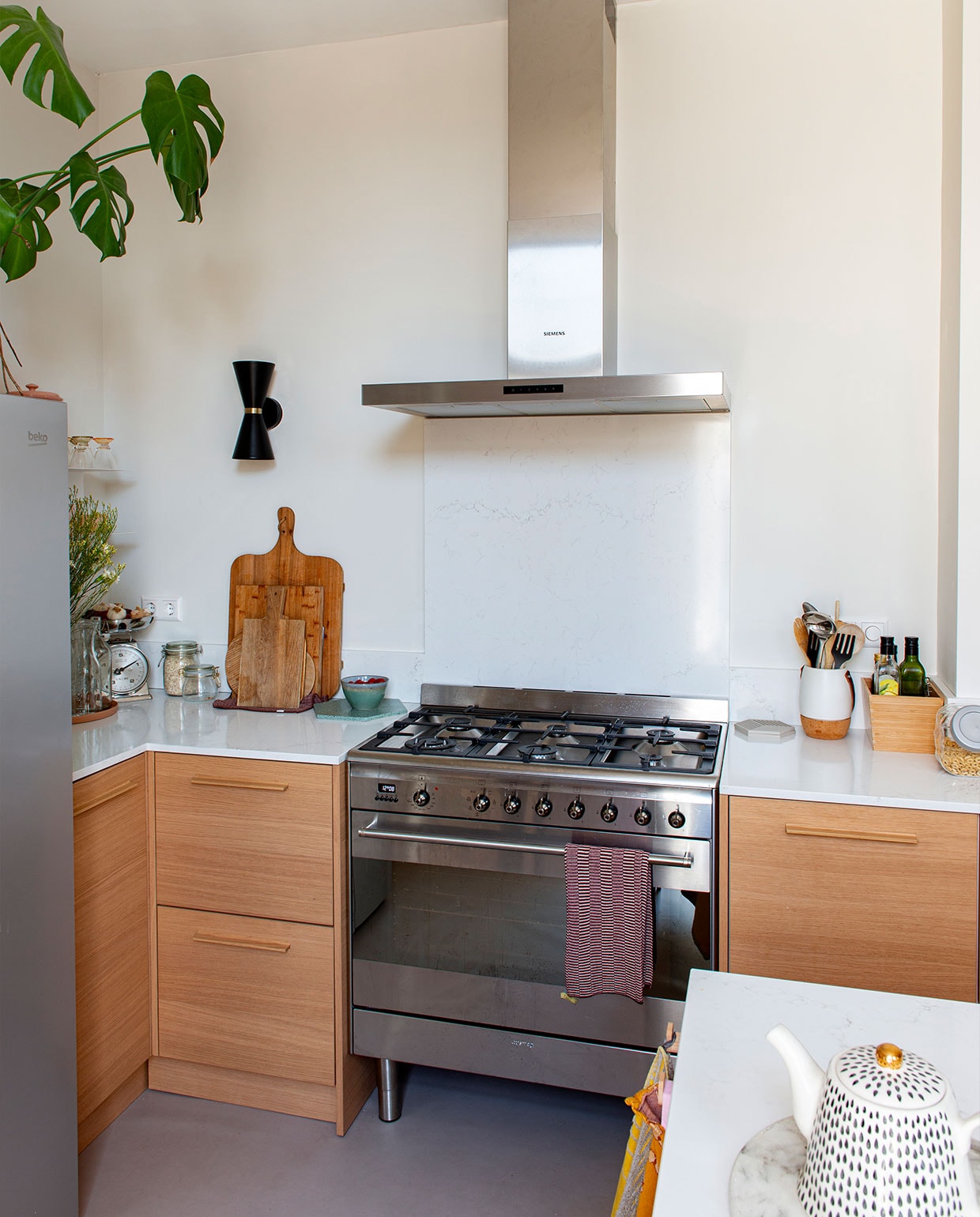 Afzuigkap Siemens, fornuis Smeg, lamp Made, snijplanken Loods 5, pot Present Time, bak Ikea, theepot Kitchen Trend, weegschaal kringloop, keukendoek Oyoy.