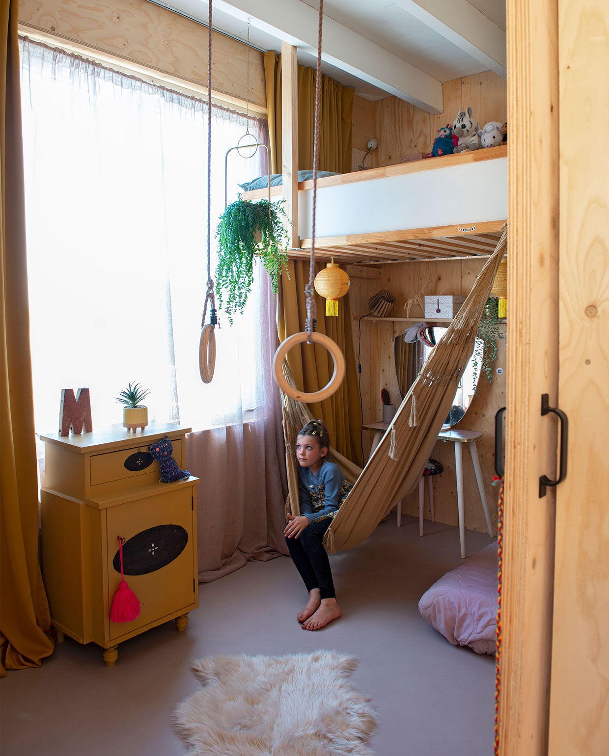 Hoogslaper zelfgemaakt, hangmat Karwei, hanglamp Søstrene Grene. Overig onbekend.