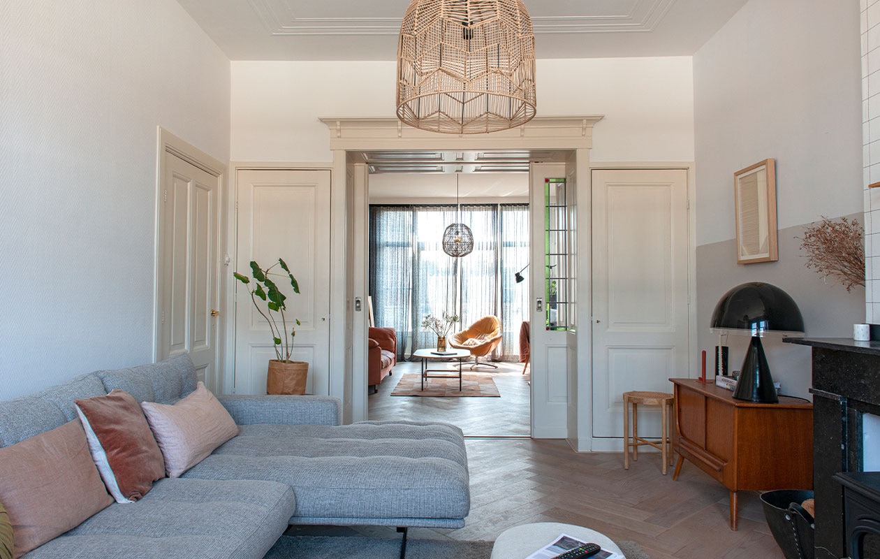 Bank Trendhopper, poef Jysk, hanglamp en plantentafel Kwantum, muurlamp en grote print HKliving, plantenzak Quvio, vloerkleed Wehkamp, kussens By Mölle, Madam Stoltz en Oyoy. Overig onbekend.