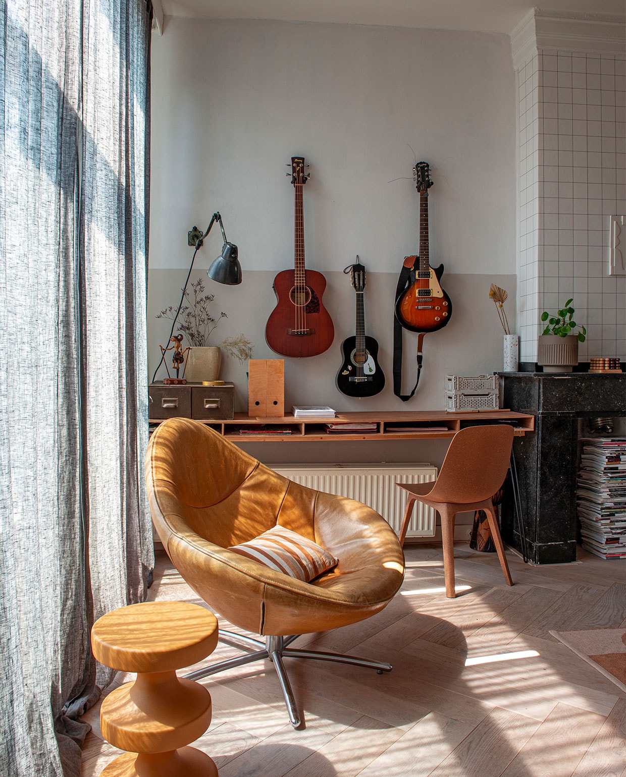 Fauteuil Hidde van Label, kruk Karwei, bureau zelfgemaakt.Linnen gordijnen en stoel Ikea, vintage Bauhaus wandlamp uit een Duitse fabriek via Marktplaats. Overig onbekend.