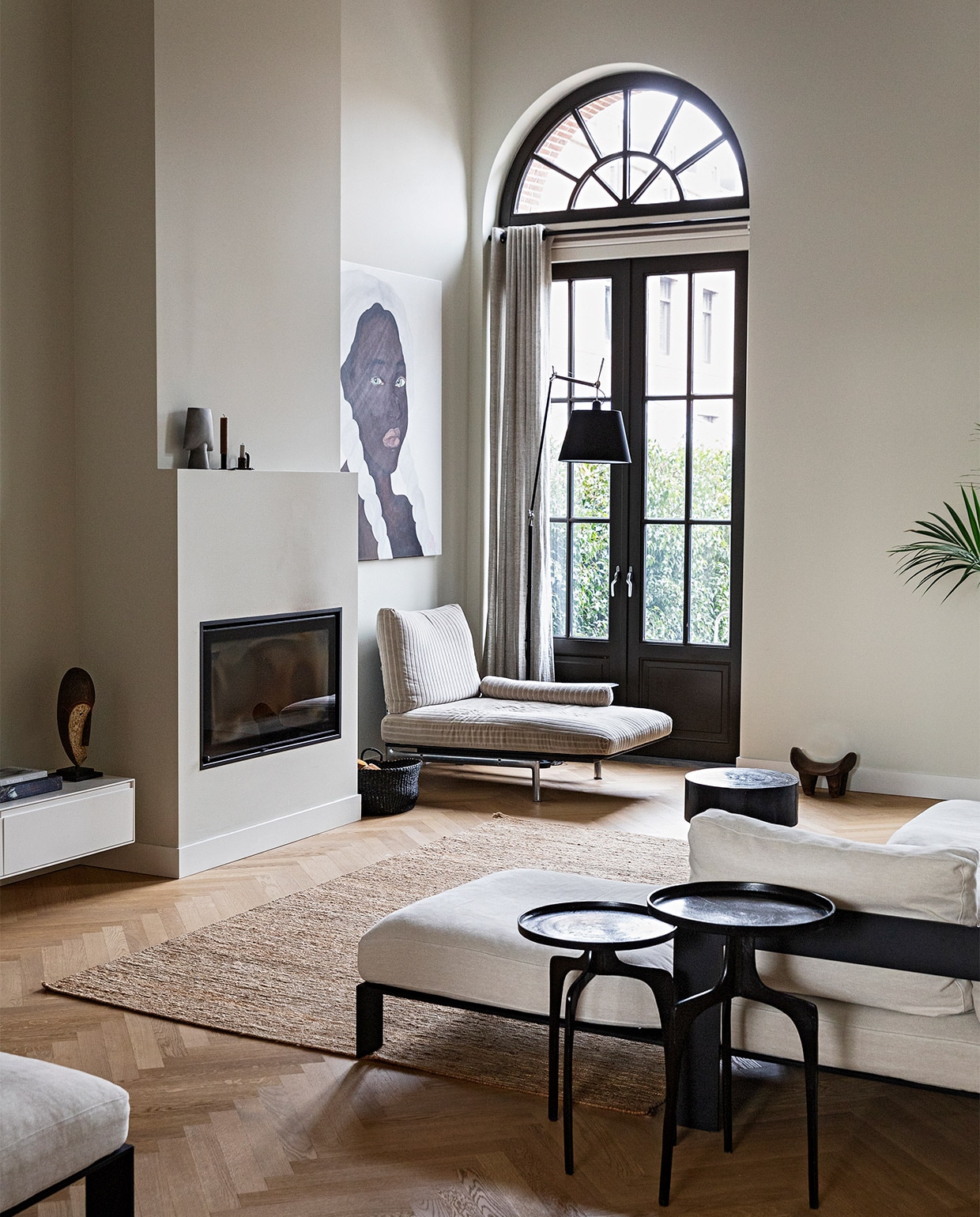 &gt; Bank en vloerkleed Studio AnoukB. Bijzettafels Just another shop. Vloer Haarlemse Houthandel. Ronde kruk achter bank Côte. Lage kruk Studio Yen. Stoel herkomst onbekend, bekleding Zeegers &amp; Tesselaar. Staande lamp Artemide. Mand Casa Gitane. Laag meubel Misterdesign. Beeld uit Johannesburg. Schilderij Lotte Kan.