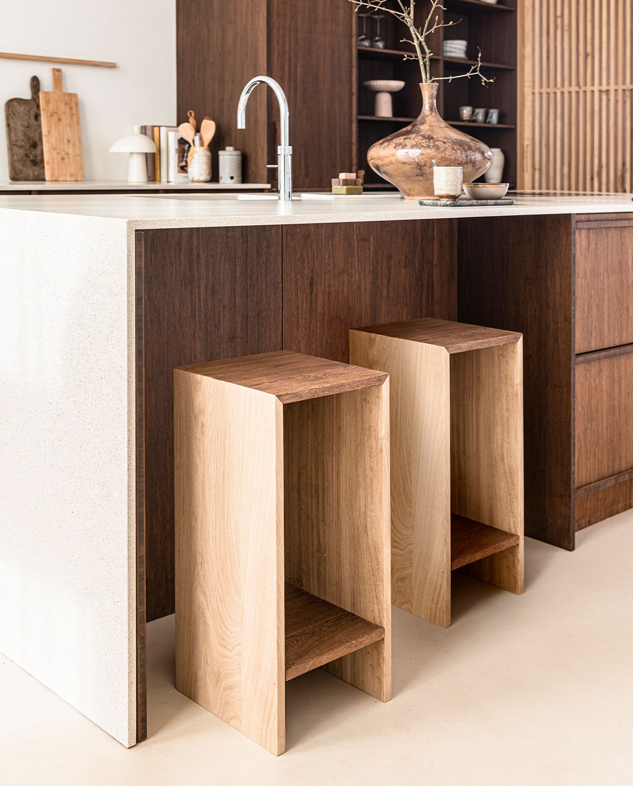 Keuken ontworpen door Avenue Design Studio, prijs op aanvraag (avenue-designstudio.com). Marmeren serveerplank van HKliving € 22,95, servies van Serax uit serviesset, 12-delig € 199,-, voorraadpot Hazel van Bloomingville, 11×18 cm (Øxh) € 21,90 (vtwonen.nl). Overig privébezit.
