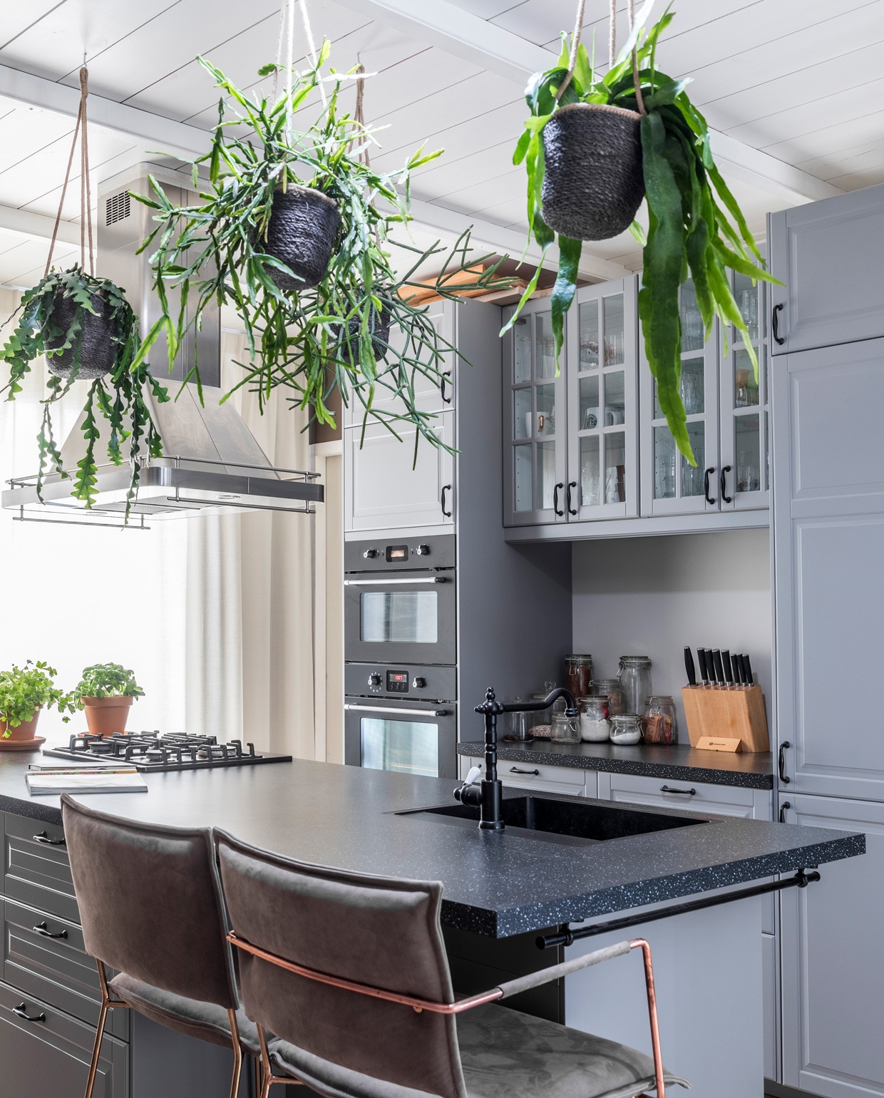 Keuken Dark Oak zoals getoond, exclusief accessoires € 19.950,- | M.m.v zarahome.com (opbergpot en bord met bordenstandaard), casagitane.com (schaal op poot), vtwonen.nl (glazen en servies van vtwonen), sjostrandcoffee.nl (koffiezetapparaat en melkopschuimer), vtwonen.nl (dienblad en theepot van Serax, waterkoker Sowden van Hay), thefinestore.com (dienblad). Overig privébezit.