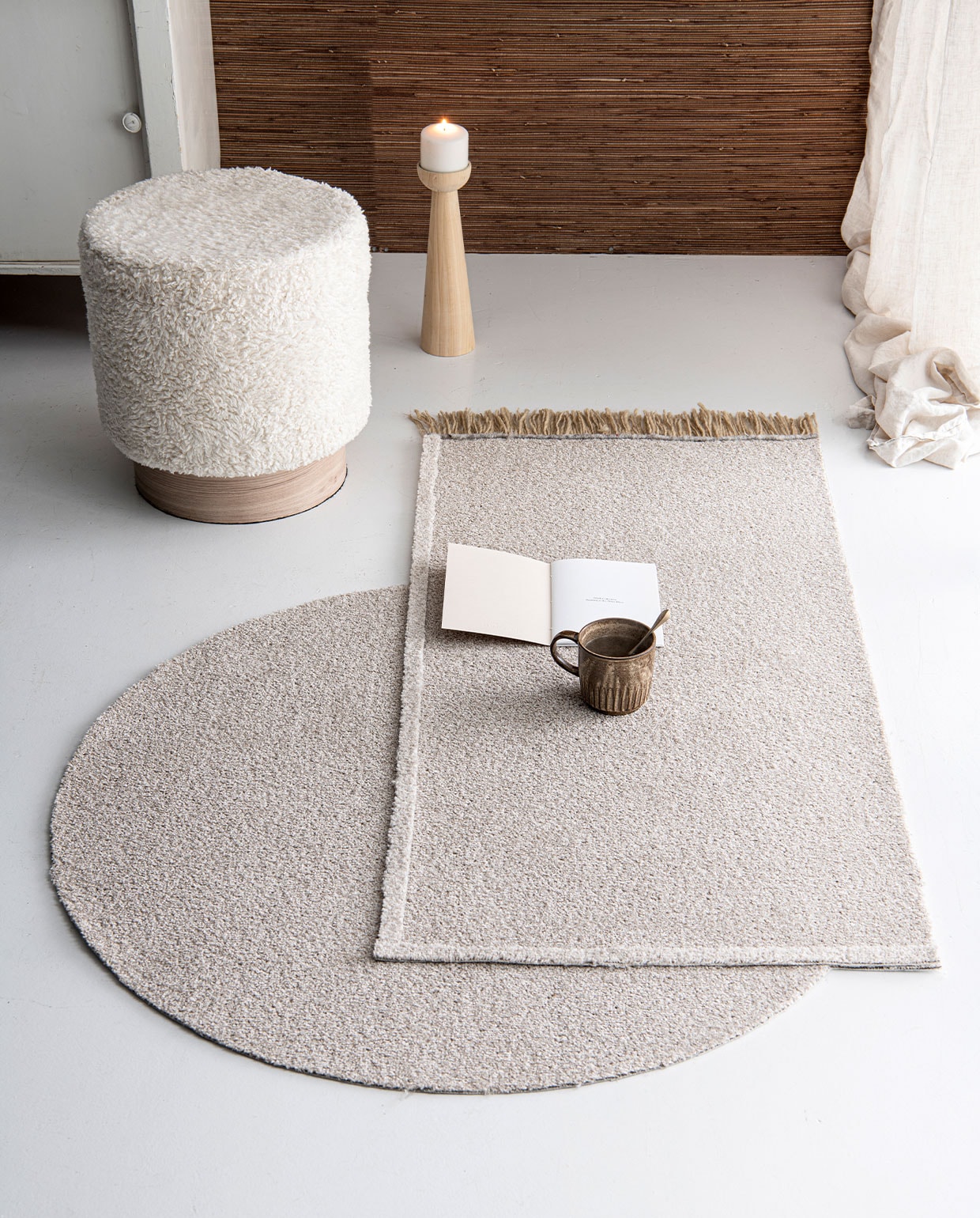 Houten kandelaar € 37,95, beker € 10,50, poef € 104,95 (). Linnen gordijnen, per set € 79,99 (). Behang Natural Wallcoverings II 389512 van Eijffinger, per rol van 0,91×5,5 m (bxl) € 120,- (). Overig privébezit.