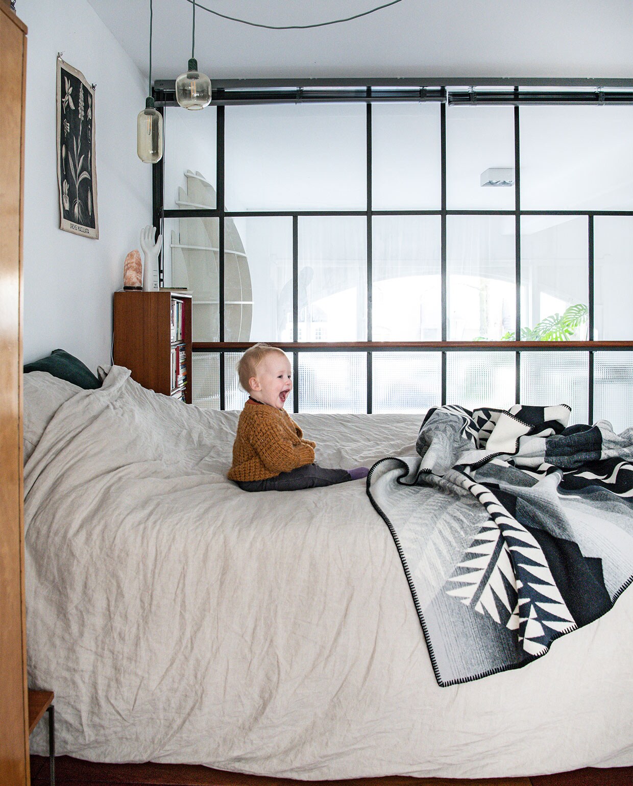 Vloer van tropisch hardhout lag er al, glazen wand La Bolleur, raambekleding Luxaflex. Boekenkast, vintage hand­schoenenmal, vintage schoolplaten Marktplaats, Himalaya zoutsteen Ziloen. Hanglamp Normann Copenhagen. Bed Auping, beddengoed Yumeko, deken Pendleton.