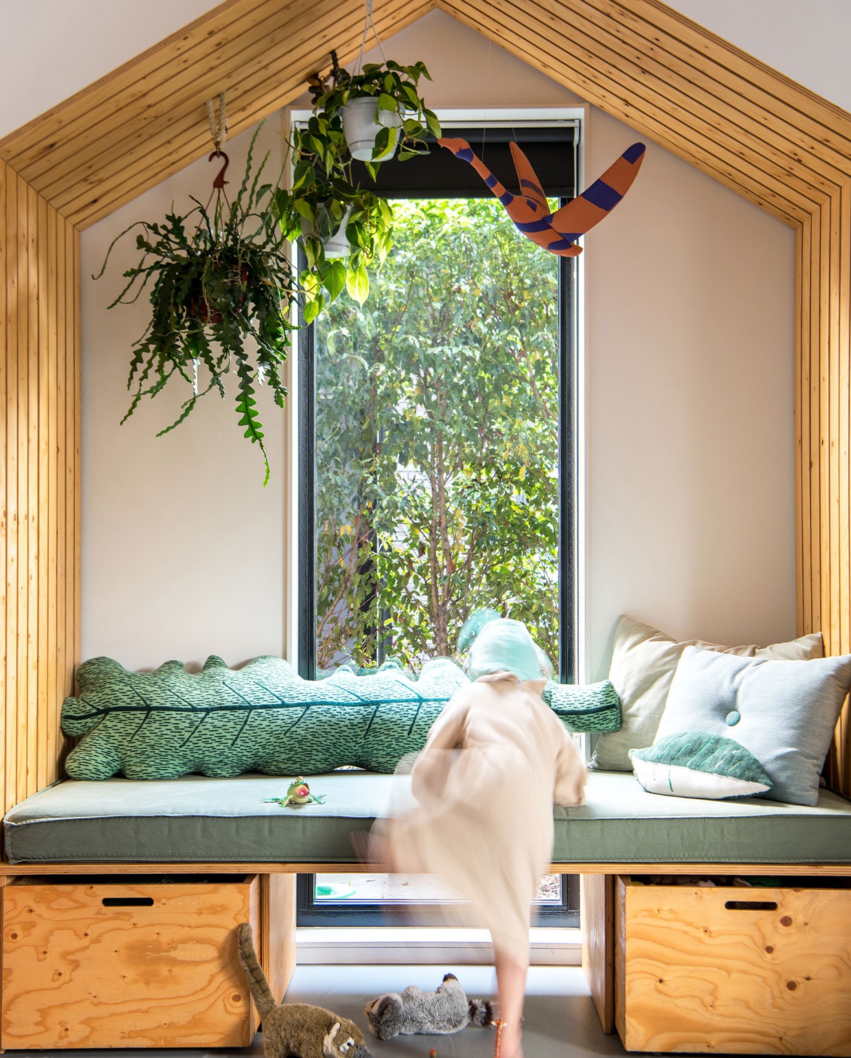 Speelhuis eigen ontwerp by Maykel, bladkussens Donna Wilson (groot)en Ferm Living, groen kussen Hay, zwaan Jantien Baas.