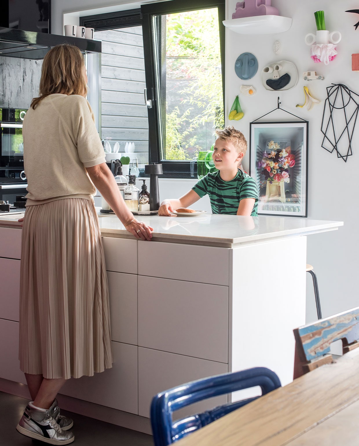 Dienblad Marble Tray nude large van Ceciel Berden, pepermolen Maarten Baas, zoutmolen Muller van Severen beide via Valerie Objects, bekers Designletters, pot met konijnenoren Petite Friture, groene karaf Hay. Vogelhuis Melkmusje Charlotte Landsheer, paarse vaas Neuschwanstein Confetti van Bas van Beek beide via Cor Unum, hangende onderzetters Muller van Severen via Valerie Objects, wand­planken Vitra, Pretty Happy-bord van Maarten Baas, plastic wandplank Studio Thier &amp; van Daalen, witte beker Domoor van Richard Hutten, bananenschil by Alisa Osinga, ijscowagen Floris Hovers, gebakken ei Sunny Side up Diego Faivre via Post Modern Collection, citroenen en Longpouce Mickey Philips, borden Mr Nosey en Anchor of Hope en vaas van Lenneke Wispelwey, zwaluwen Wandschappen, poster Poppykalas.