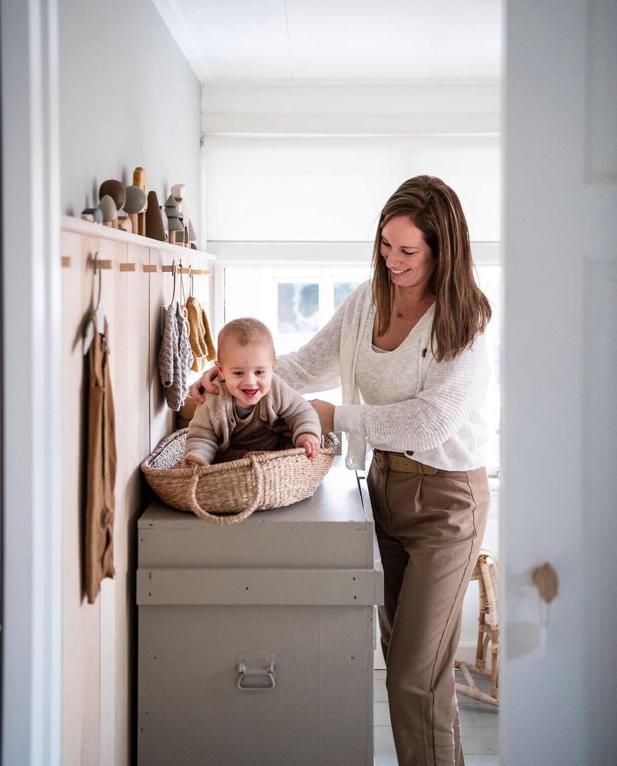 Commode Huis &amp; Grietje. Rieten mand Olli Ella. Houten dieren en boompjes op het plankje zijn cadeaus.