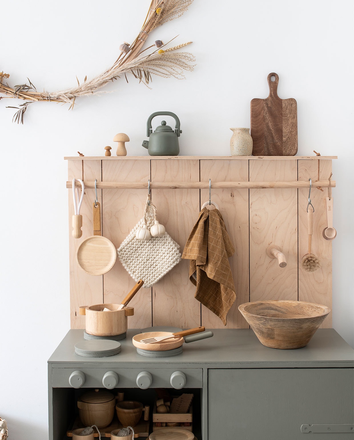 Houten paddenstoel Kleine Planeet, de grote was een cadeau. Door Stephanie beschilderde theepot, houten pan en koekenpan kringloopwinkel. Kan Søstrene Grene. Broodplank en theedoek H&amp;M Home. Herkomst houten knoflook onbekend. Pannenlappen gehaakt door Stephanies moeder. Cirkel met droogbloemen gemaakt door Stephanie, op basis van een ring via alprovi.nl.