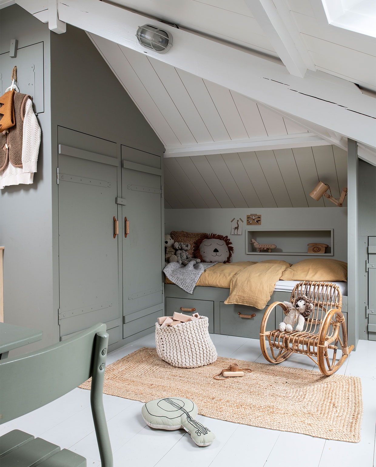 Bed en kastenwand ontworpen door Stephanie, uitgevoerd door een timmerman. Beddengoed H&amp;M Home. Lamp bouwmarkt. Kleed Jysk. Schommelstoel en gitaar-kussen Sissy-Boy Homeland. Mand Loods 5. Houten speelgoed Everearth en kringloopwinkel.