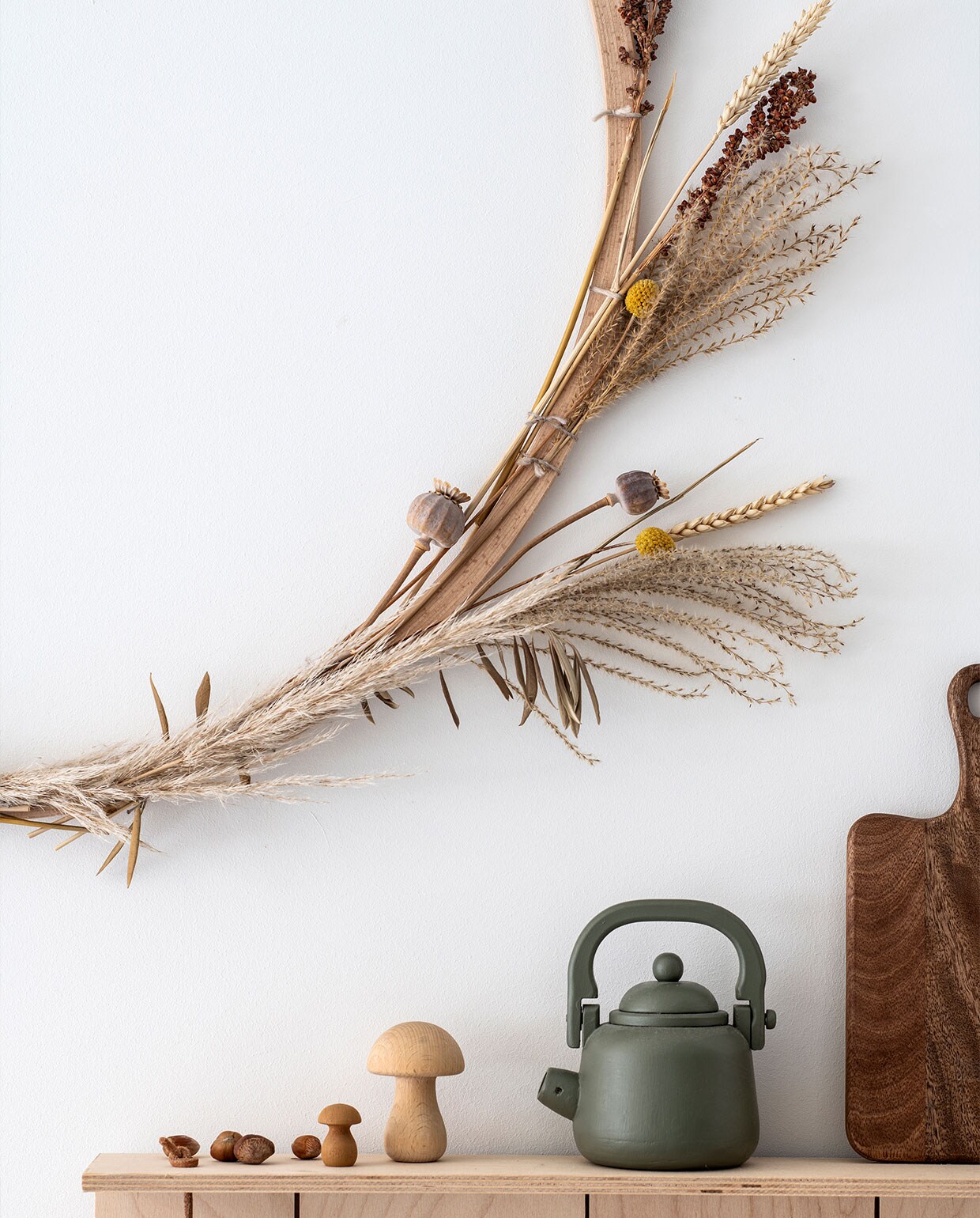 Houten paddenstoel Kleine Planeet, de grote was een cadeau. Door Stephanie beschilderde theepot. Broodplank H&amp;M Home. Cirkel met droogbloemen gemaakt door Stephanie.