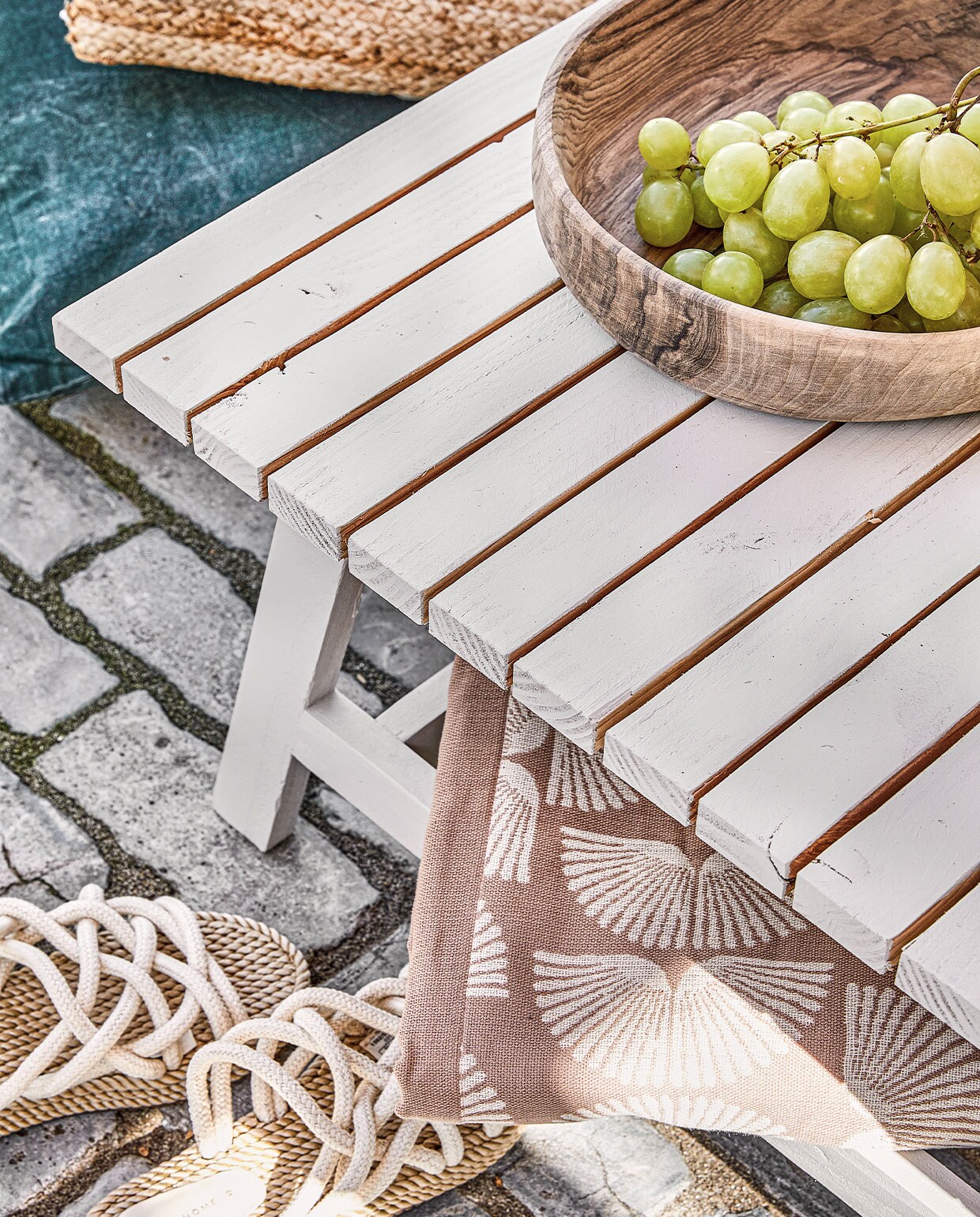 walnoothouten schaal € 75,- (householdhardware). Instappers € 35,99 (zarahome.com). Plaid Native Fan € 34,99 (sissy-boy.com). Sisal kussen € 25,- (loods5). Overig privébezit.