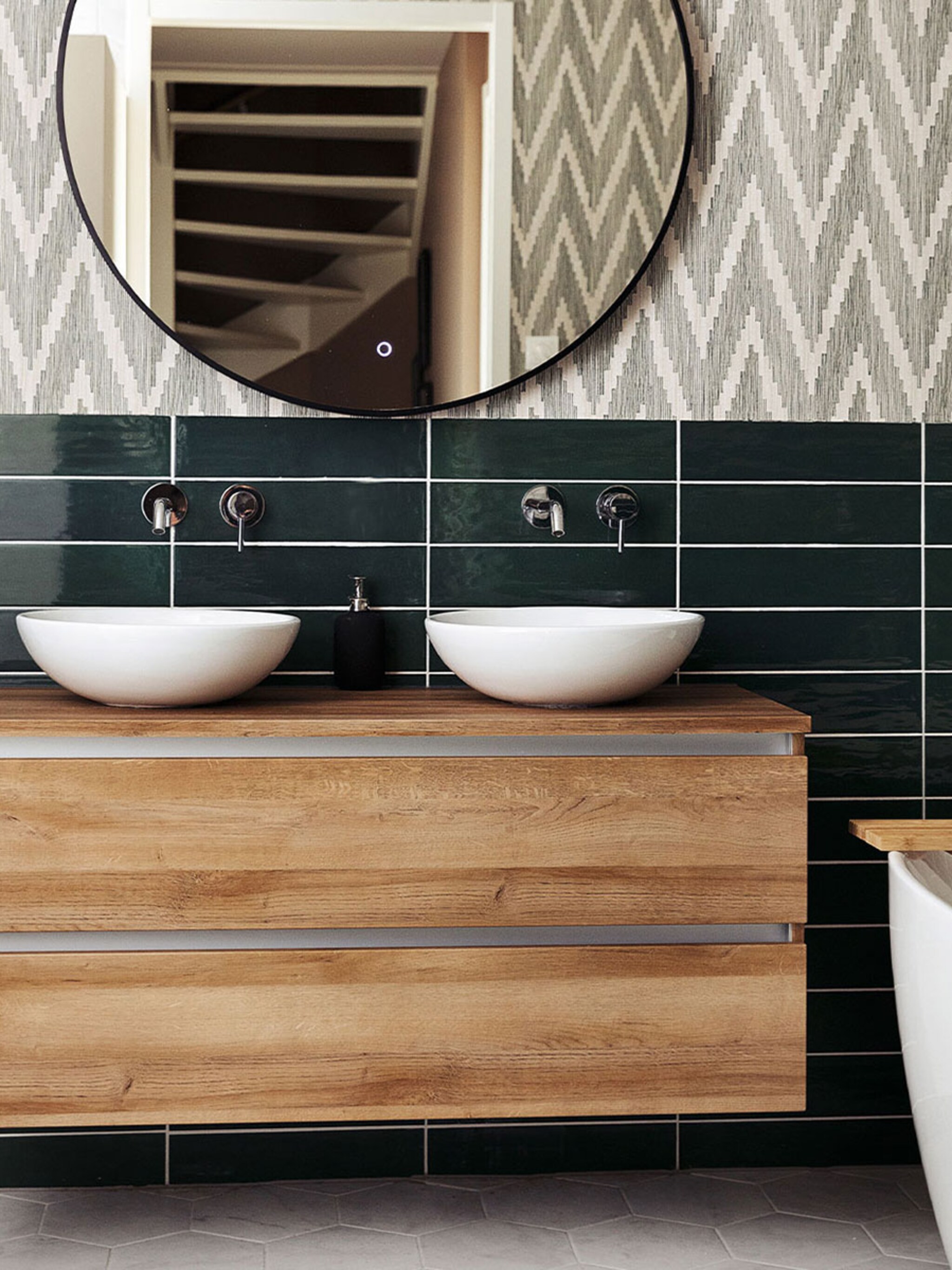 4x woonidee behang kleur motieven en retro meubels