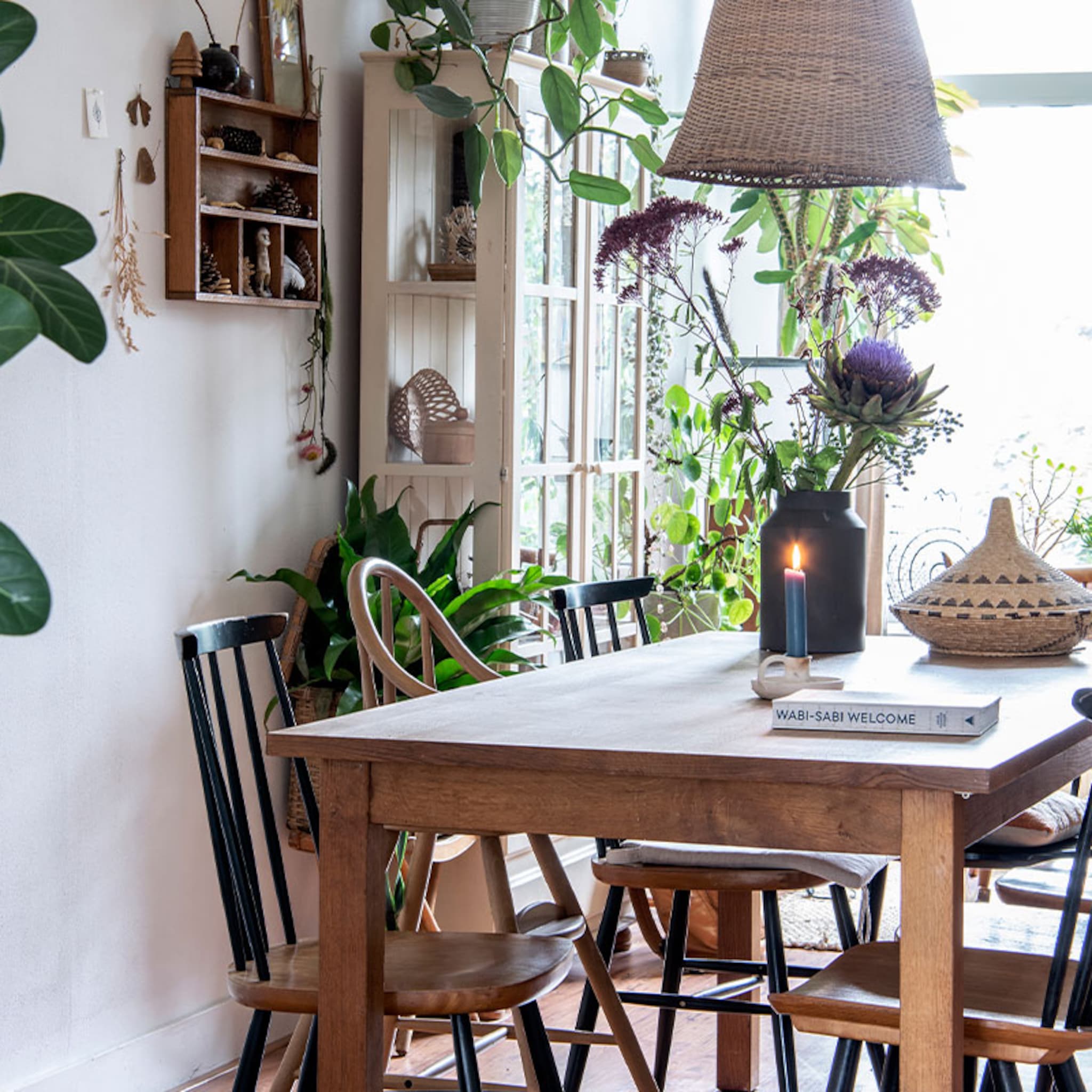 in dit vooroorlogse appartement zijn planten de baas
