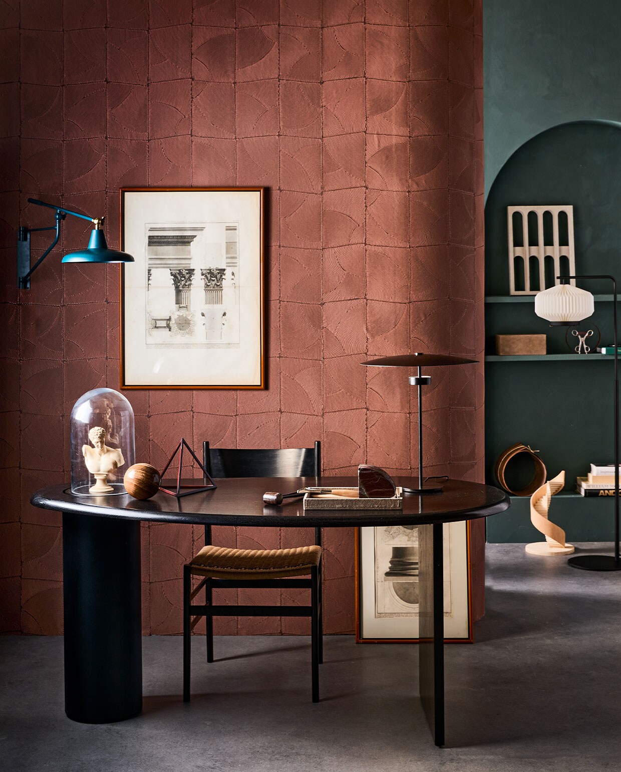 Kalkverf op de muur Staal/Steel 97, 2,5 liter € 126,- (lauthentique). Behang Manila Atlas 64535, per rol 70 cm x 10,05 m € 116,- (arte-international.com). Wandlamp Hector van Dutchbone € 157,50, tafellamp van Bolia € 408,-(vtwonen.be). Zwarte tafellamp Shibui € 1258,- (leklint.dk). Bureau The Eclipse Desk, 160x80x75 cm (bxdxh) € 2095,- (menuspace.com). Ingelijste gravures van Griekse zuilen, prijs op aanvraag (prinsheerlijkantiek). Zwarte eetkamerstoel met papercord zitting vintage, per 4 € 1000,- (vintagehoarder.com). Marmeren object, prijs op aanvraag (stonedmarble.com). Suède display- bak € 50,-, suède opbergdoos, set van 3 € 127,28 (nordal.eu). Betonnen bogenobject en miniatuur wenteltrap, prijzen op aanvraag (milosmakerij). Overig privébezit.