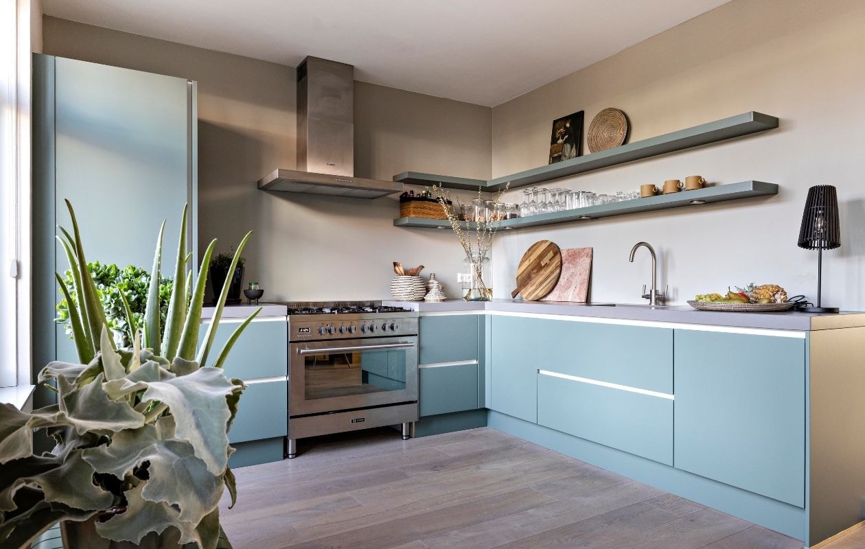 Keuken met binnenkasten van Ikea en fronten via Frontz, aanrechtblad composiet Carrara Unistone via The Stone Art House, kraan Quooker, apparatuur Ikea. Muurverf Spider Mum 310 van Vestingh Paint. Lampen Tonone. Wandplank Bremer’s Houthandel Haarlem. Kleed Tica. Gietvloer Fusion van Senso. Broodplank en pot met kurk Ikea. Ronde snijplank Hay via Drifter Store. Schalen Archive Studio en Hay. Koffiekopjes Archive Studio. Marmeren plank Yaya. Theepot Bredemeijer. Vaas Sphere Bulb medio van 101 Copenhagen. Manden vintage en uit Afrika. Theedoek Tales via Petit Depot.