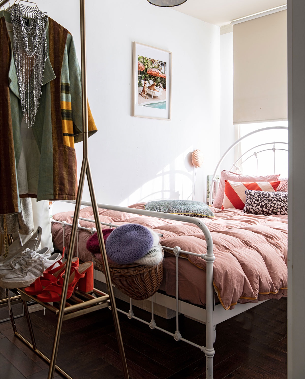 Kledingrek en bedlamp HKliving. Mand aan het bed fietsmand Waterlooplein. Bedlinnen Kwantum. Kussens Doris voor HKliving. Foto aan de muur Paul Fuentes Design. Raambekleding bolverf.nl.