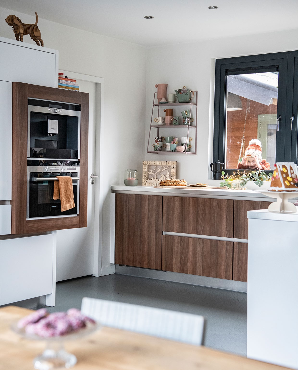 Keuken Tulp. Wandrek Jysk. Keramiek van o.a. Essenza Home, Oyoy Living Design en Lenneke Wispelwey. Oven en koffiemachine Siemens. Hond op kast cadeau gekregen.