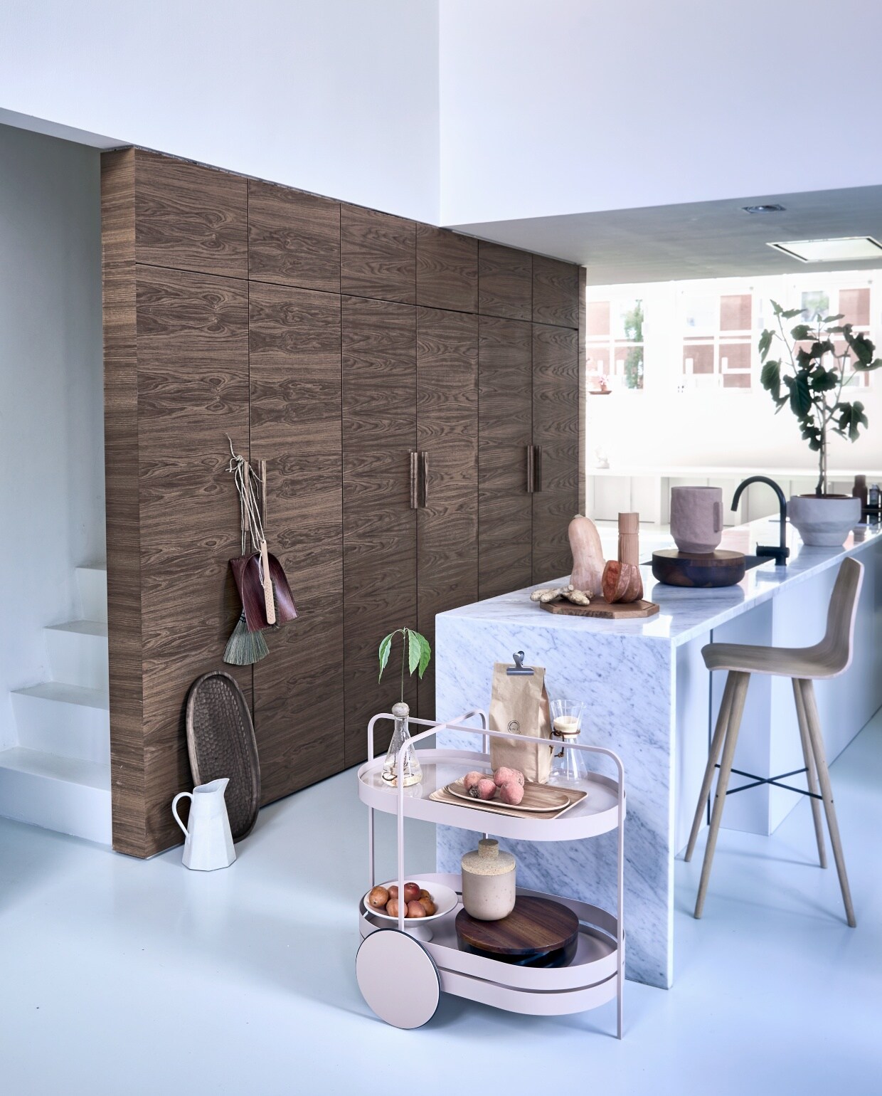 Trolley Grace van Schonburch € 1404,-,schalen met deksel van When objectswork vanaf € 284,- (homestede.nl).Eikenhouten barkruk Beaver € 299,-,eikenhouten octagon snijplank medium€ 87,- (bolia.nl). Terracota hoge schaalop aanrecht € 35,99, ovale houtendienblad € 9,99, rechthoekig houtendienblad € 17,99, witte kan € 39,95,grote terracotta schaal met plant erin€ 45,99 (zarahome.com). Houten schaaltegen kast van Zanat € 367,- (kasstoor.nl).Stoffer € 17,-, bamboe blik vanaf € 27,50(pantoufle-design.nl). Grote houtenpepermolen vanaf € 70,- (oturn.nl).Overig privébezit.