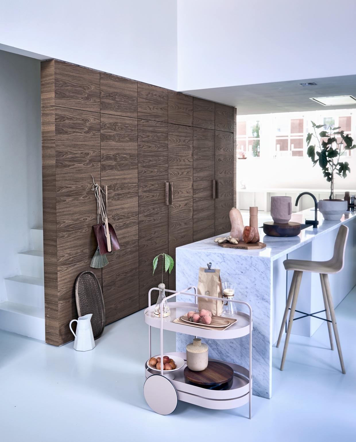 Trolley Grace van Schonburch € 1404,-,schalen met deksel van When objectswork vanaf € 284,- (homestede.nl).Eikenhouten barkruk Beaver € 299,-,eikenhouten octagon snijplank medium€ 87,- (bolia.nl). Terracota hoge schaalop aanrecht € 35,99, ovale houtendienblad € 9,99, rechthoekig houtendienblad € 17,99, witte kan € 39,95,grote terracotta schaal met plant erin€ 45,99 (zarahome.com). Houten schaaltegen kast van Zanat € 367,- (kasstoor.nl).Stoffer € 17,-, bamboe blik vanaf € 27,50(pantoufle-design.nl). Grote houtenpepermolen vanaf € 70,- (oturn.nl).Overig privébezit.