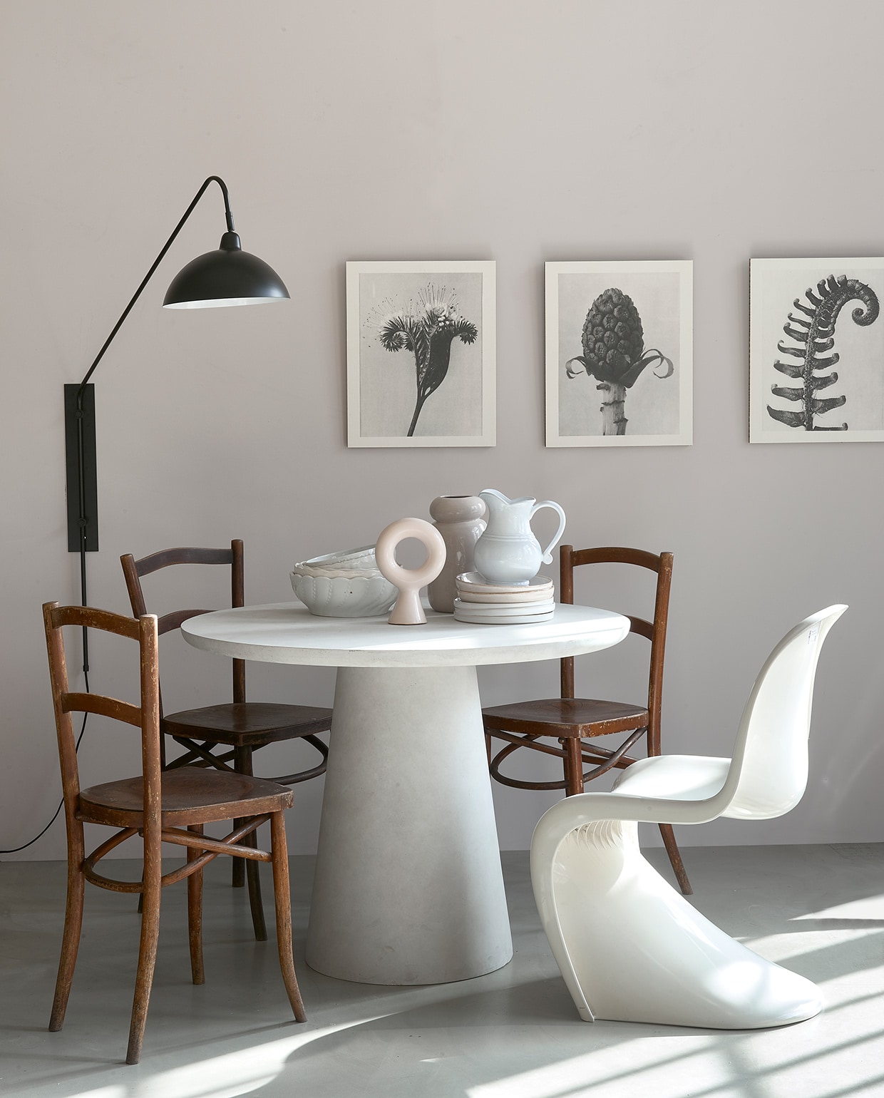 Op de wand matte muurverf Skin van vtwonen, 2,5 liter (karwei). Ronde betonlook tafel Damon, 76×100 cm (hxØ), artwork plantstudie, prints op dik karton (basiclabel). Caféstoelen, witte keramieken schalen (vandijkenko). Vintage stoel Verner Panton (neeflouis).Wandlamp Orion van vtwonen, vaas Pebbles van Urban Nature, ornament van HKliving (vtwonen.be). Borden, kan (hm.com).