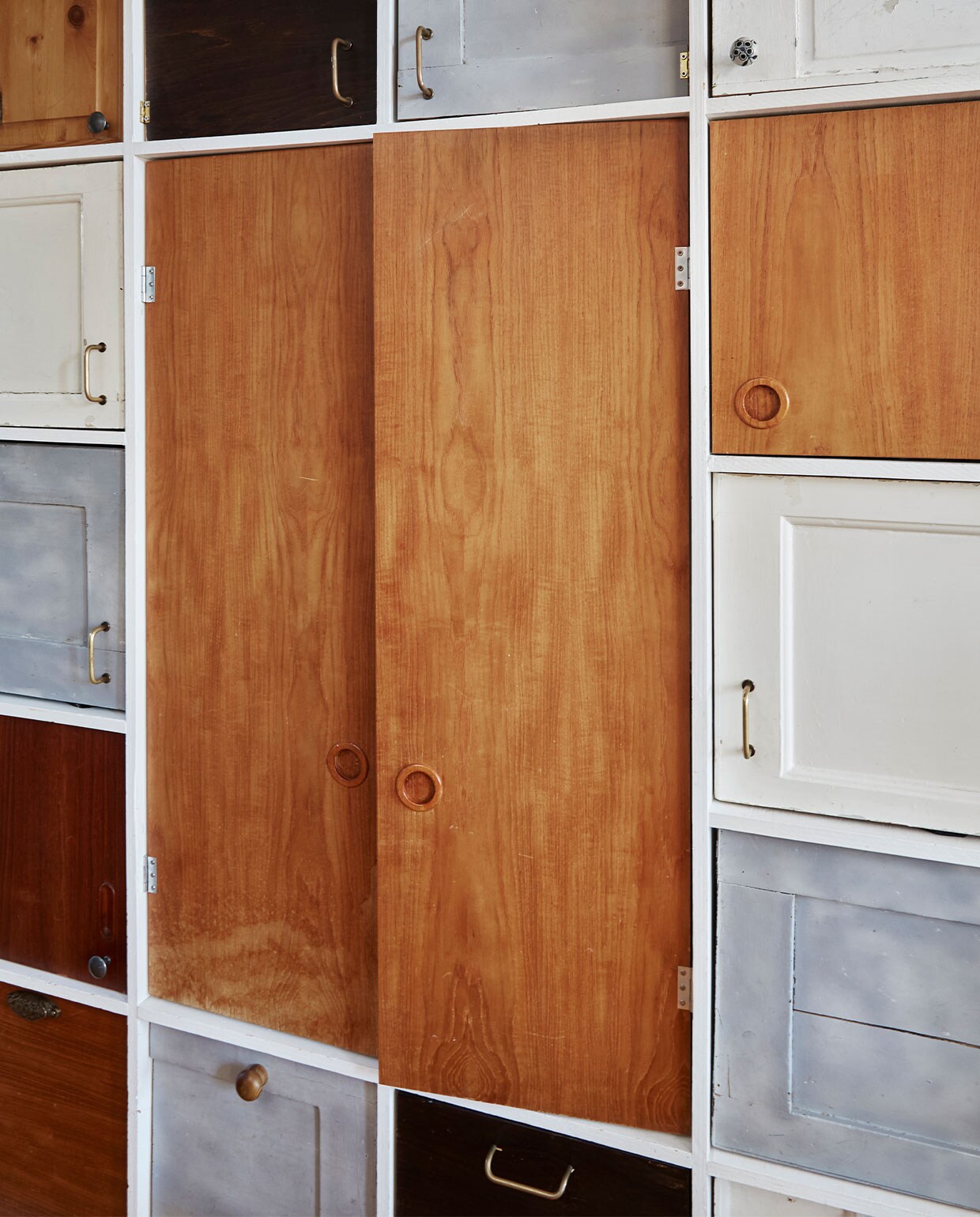Kast van vintage deuren zelfgebouwd. Linoleumvloer Forbo.