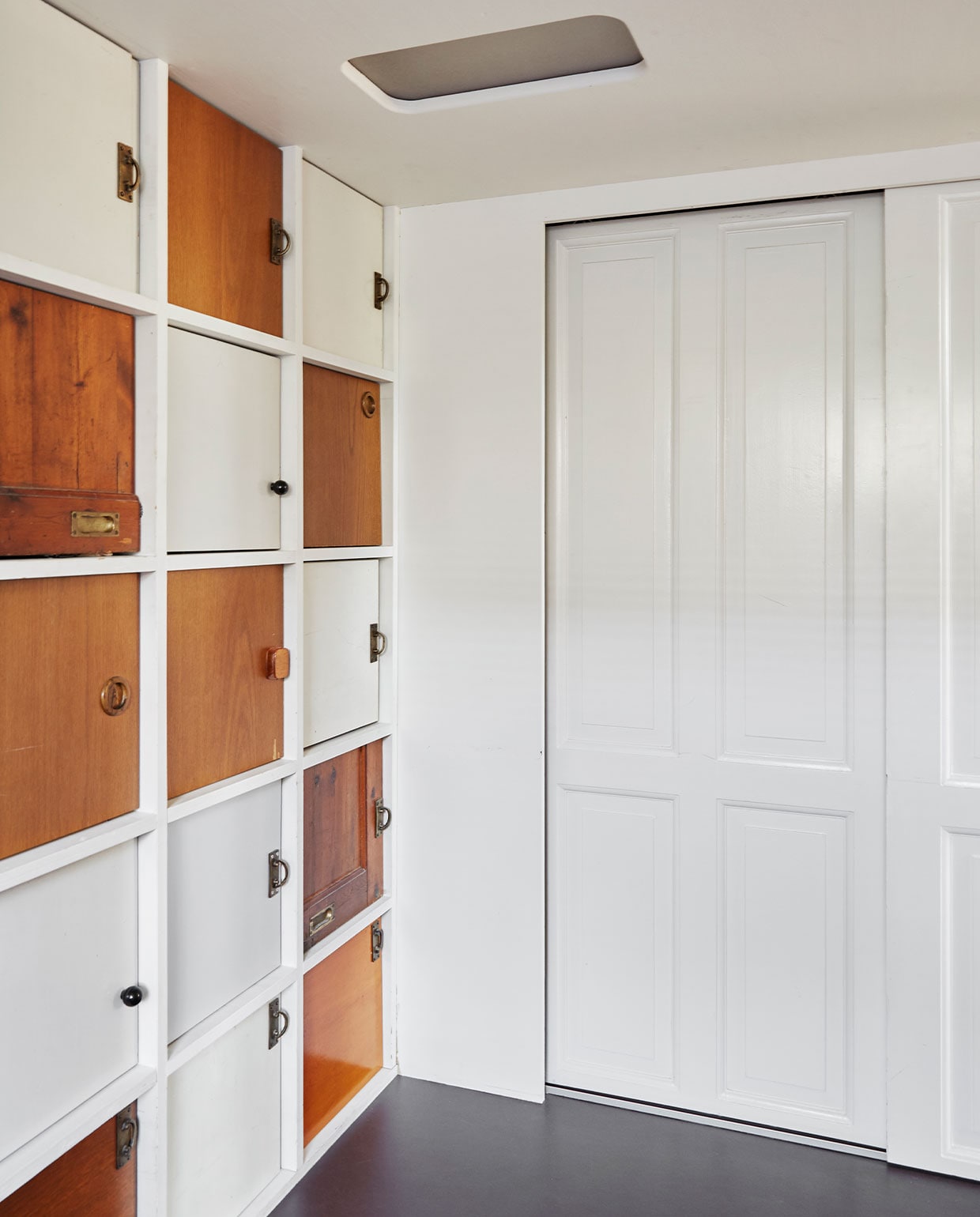 Kast van vintage deuren zelfgebouwd. Linoleumvloer Forbo.