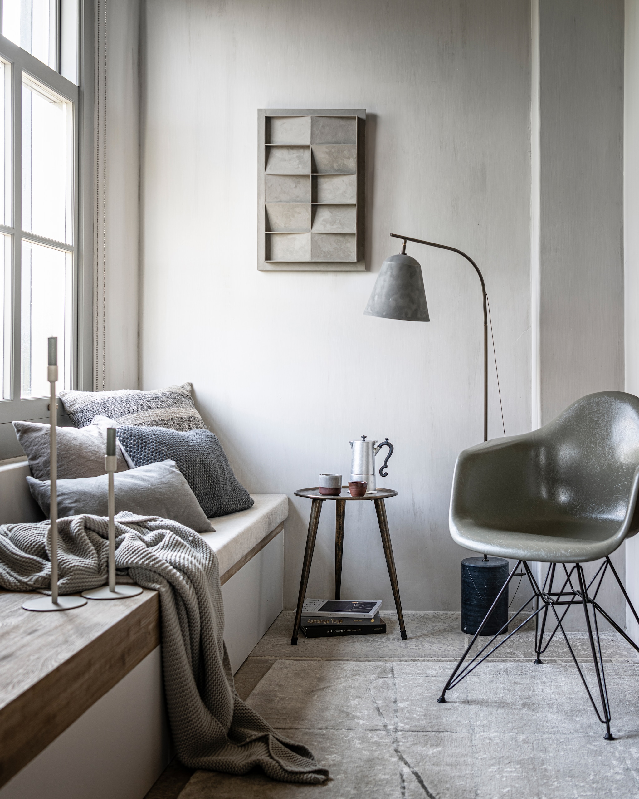 Op de wand kalkverf Old Flax van Pure &amp; Original, 1 liter € 40,75 (pure-original.nl). Vloerkleed Tararu, 220×300 cm € 9940,- (kristiinalassus.com). Kunstwerk N°05 in kleur Stone, 60×40 cm, prijs op aanvraag (atelierledition.com). Percolator Lady Anne € 59,-, tweekleurige keramieken mok Earth € 17,50 (bymolle.com). Bruine mok € 5,90 (letoile.store). Vloerlamp Line One met onbehandelde mat marmeren voet en geoxideerde aluminium kap € 650,- (norr11.com). Bank op maat gemaakt, prijs op aanvraag, kandelaren, 30, 40 en 50 cm (h), set van 3 € 46,-, bijzettafel antiek brons, 36×49 cm (Øxh) € 85,- (stylexclusief.nl). Kussen rechthoekig, 30×50 cm € 7,99, kussen vierkant, 50×50 cm € 35,99 (zarahome.com). Kussen Twine, 40×60 cm € 179,-, fiberglass kuipstoel Eames DAX van Vitra € 750,- (homestede.nl). Grijsblauw gestreept kussen van by Nord € 59,95, gebreide plaid Pien, 130×170 cm € 69,95 (loftloft.nl).