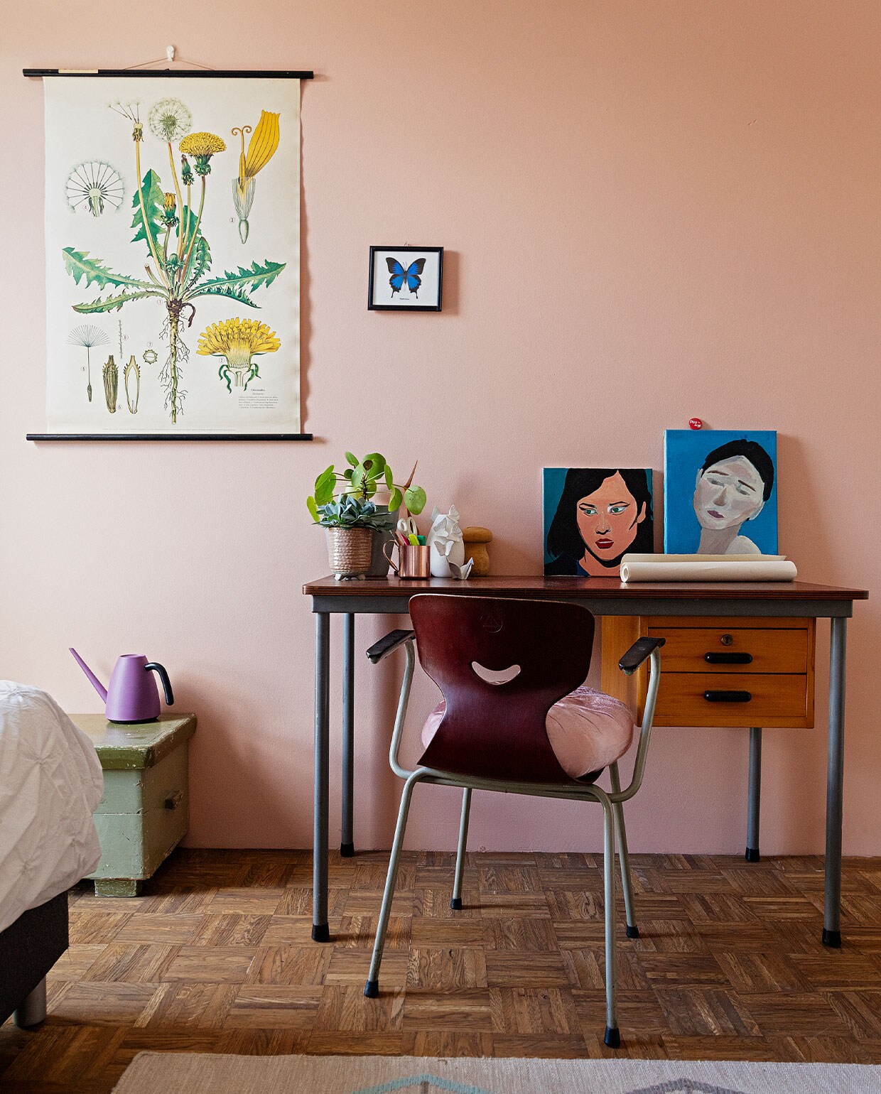 Kleuren op de muur zelfgemengd, eikenhouten ondervloer voor parket, groene kist Van Dijk &amp; Ko, gieter Elho, poster van een lagere school, schilderijtje opgezette vlinder herkomst onbekend, bureau, stoel Marktplaats, plant Sprinklr Planten, koperen beker overgebleven na een fotoshoot, wit vaasje Dotshop, kunstwerken Ziggy Wijnberg, kleed Ikea.