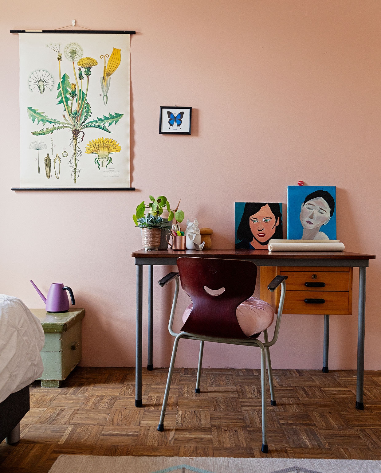 Kleuren op de muur zelfgemengd, eikenhouten ondervloer voor parket, groene kist Van Dijk &amp; Ko, gieter Elho, poster van een lagere school, schilderijtje opgezette vlinder herkomst onbekend, bureau, stoel Marktplaats, plant Sprinklr Planten, koperen beker overgebleven na een fotoshoot, wit vaasje Dotshop, kunstwerken Ziggy Wijnberg, kleed Ikea.