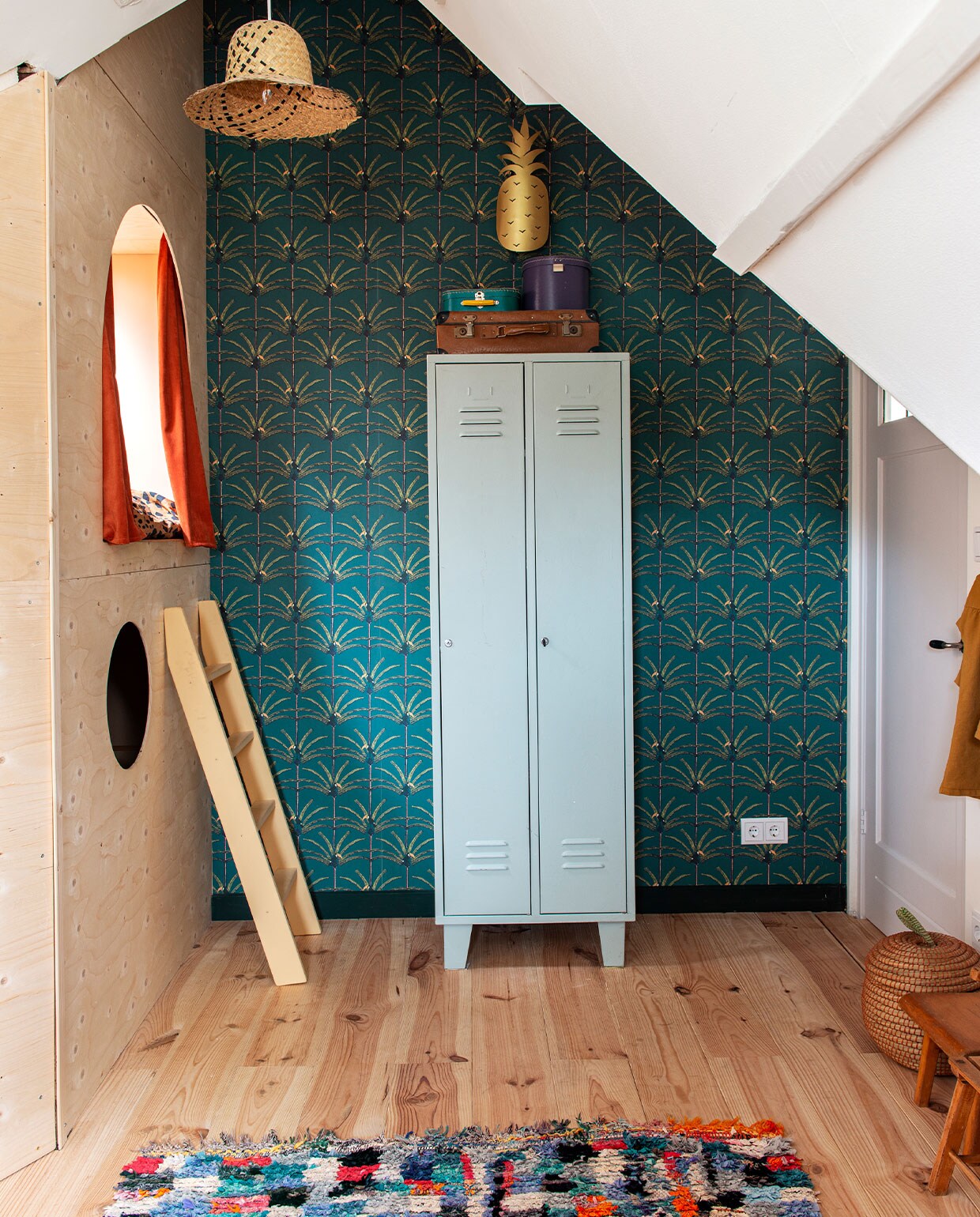 Ikea-locker uit Sannes jeugd geverfd in kleur Zeegroen van Ashford &amp; Sons. Behang I Can Toucan van ByAlex. Rieten hanglamp zelfgemaakt van een strohoed van Ikea. Ananas-lamp La Redoute.
