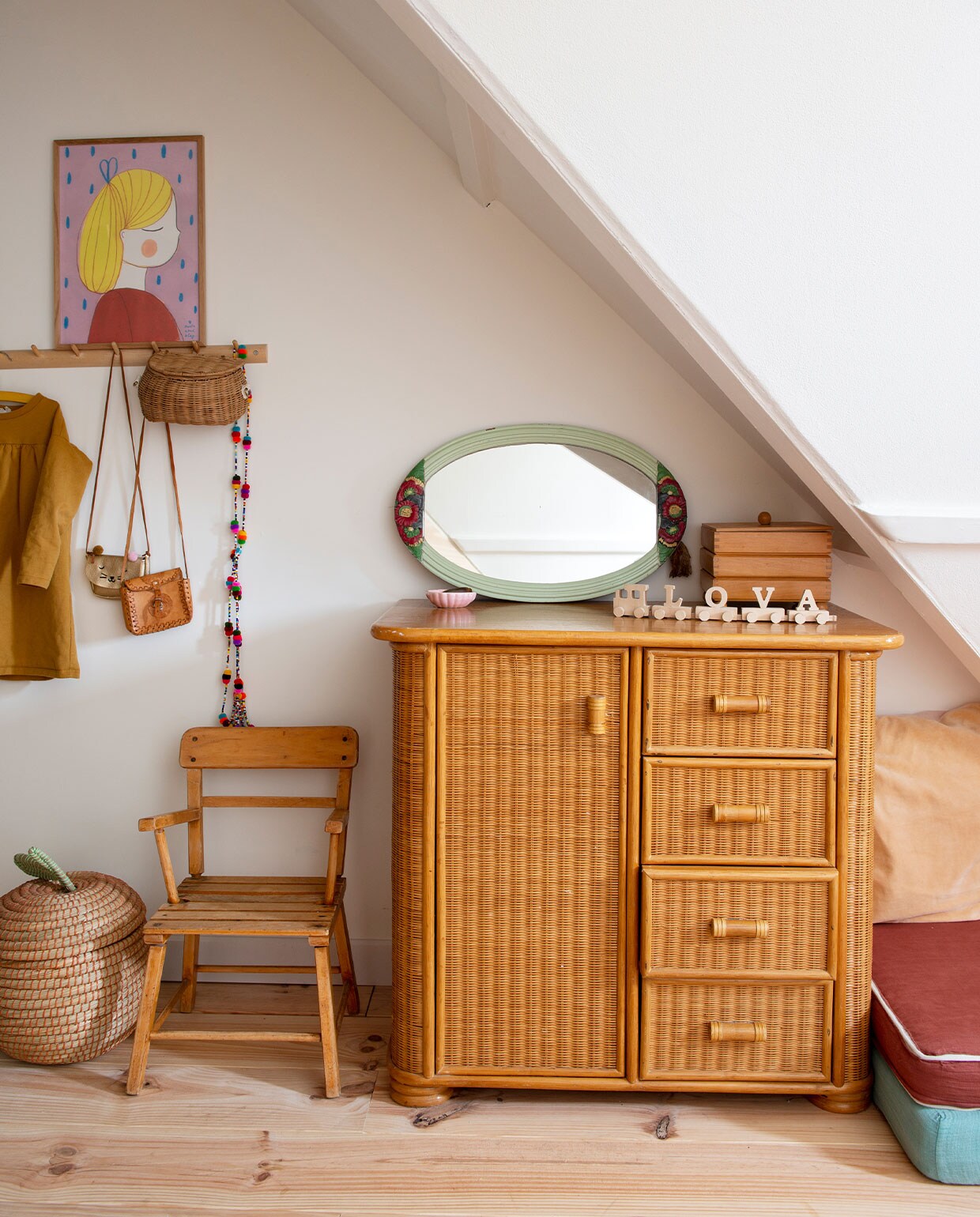 Rieten kast Marktplaats. Houten stoel vintage. Rieten appelmand Zara Home. Houten kapstok H&amp;M Home. Mand Olli Ella. Jurk Gray Label. Print Marta Abad Blay. Spiegel vintage. Peutermatrassen met zelfgemaakte hoezen.