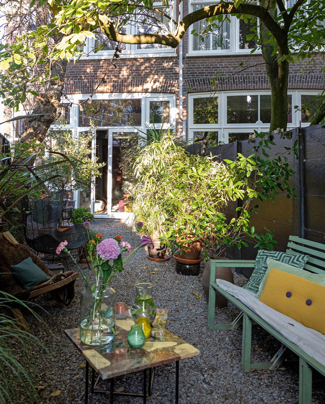 Groene bank Weltevree. Groen vierkant kussen en lichtgroen kussen H&amp;M Home. Geel kussen Hay. Dekbedovertrek By Mölle. Bijzettafel en waterkaraf vintage. Buitenkaarsen Bolsius. Vaas vtwonen. Stoel HKliving. Schapenvacht Vacht van Vilt. Kussen laten maken met stof van Dedar.