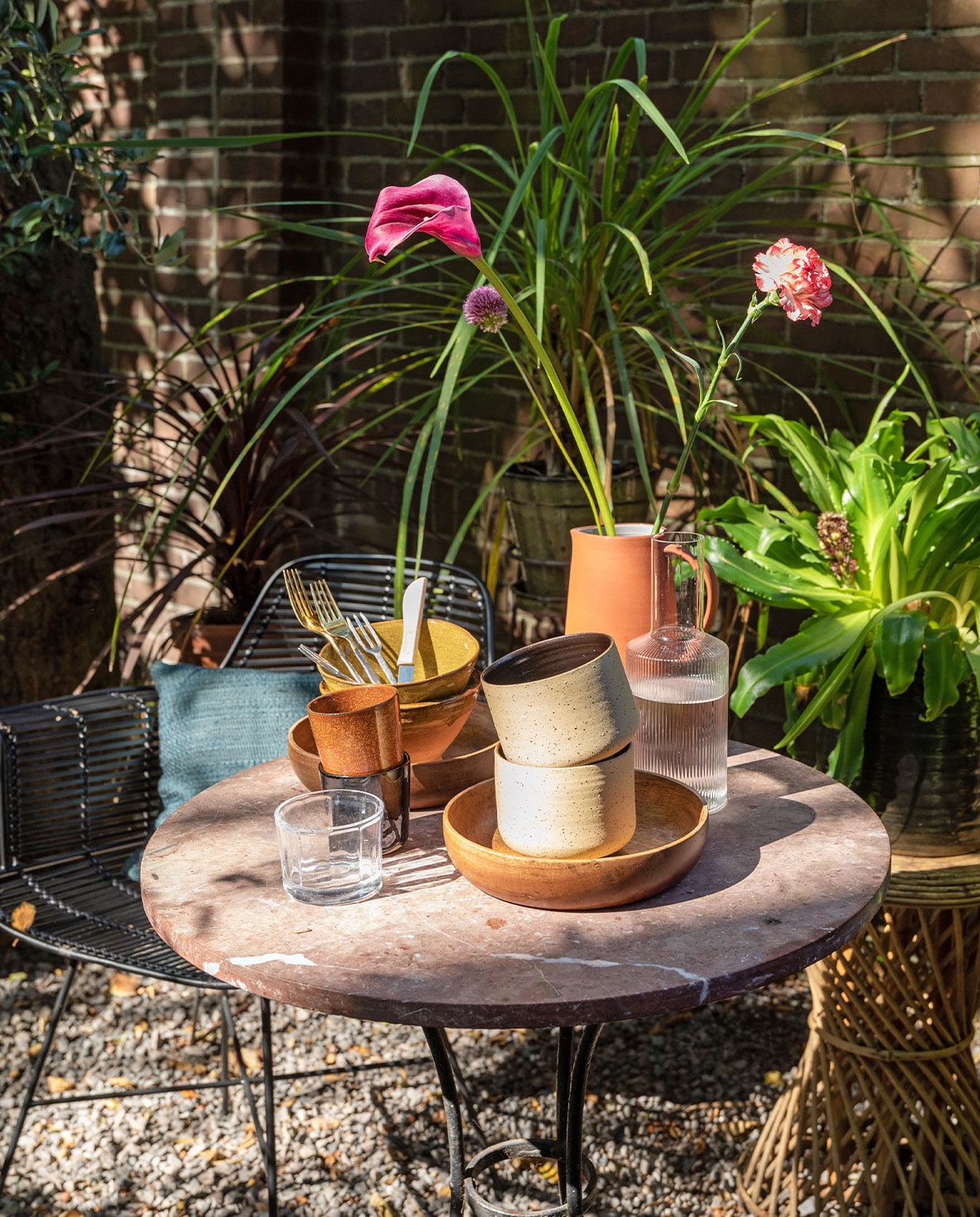 Bijzettafel Marktplaats, stoeltjes HKliving. Kan The Fine Store, koppen HKliving, glas Serax, glazen karaf Ferm Living. Bestek Daniel van Dijck. Schaal H&amp;M Home, gele kommen vintage. Houten schaal H&amp;M Home, kommen in houten schaal J.C. Herman Ceramics.