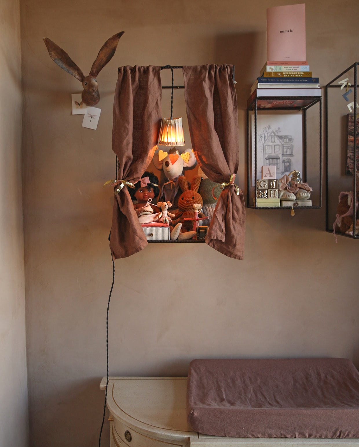 Antieke commode en poppen- en uitstalkast Marktplaats. Fantasiebeest links Babette’s Wereld.