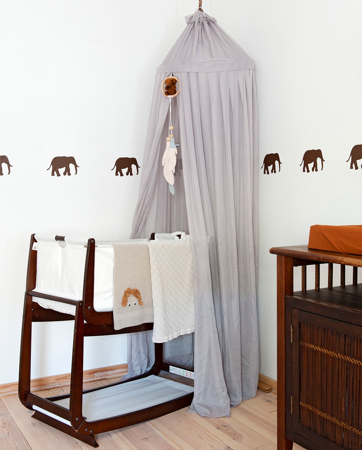 Babybed Hola bb, klamboe Jollein, olifantenrand Suitup via Art Supplies.