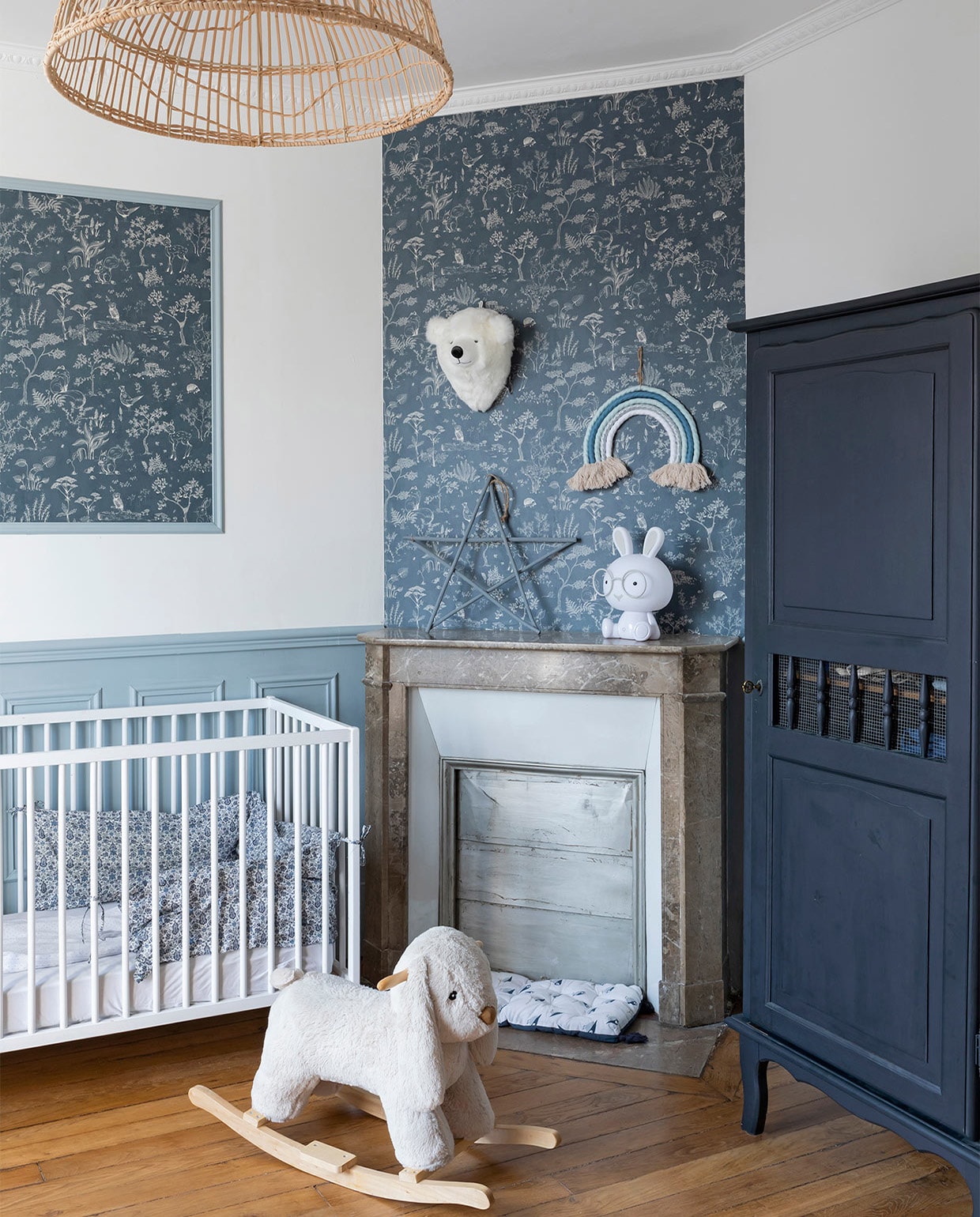 Behang Hollie in kleur dark blueSandberg. Muurverf Paris 5 vanLuxens. Plafondlamp Maisons duMonde. Regenboogdecoratie gemaaktdoor Ludivine. Berenkop H&amp;M Home.Overig onbekend