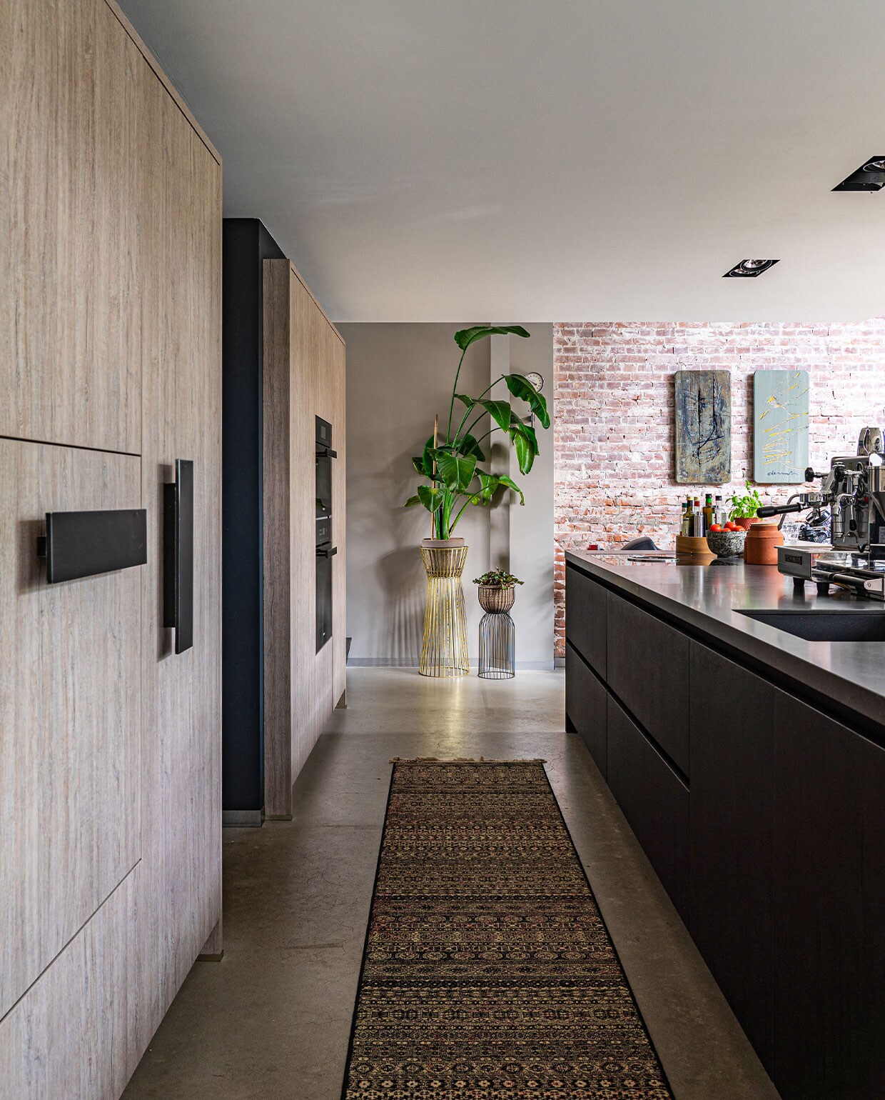 Muurverf Drift van Pure &amp; Original. Keuken Piet Boon Kitchen. Messing plantenstandaards Urban Nature Culture, loper Dutchbone, kunst Wiegen den Uyl. Overig onbekend.