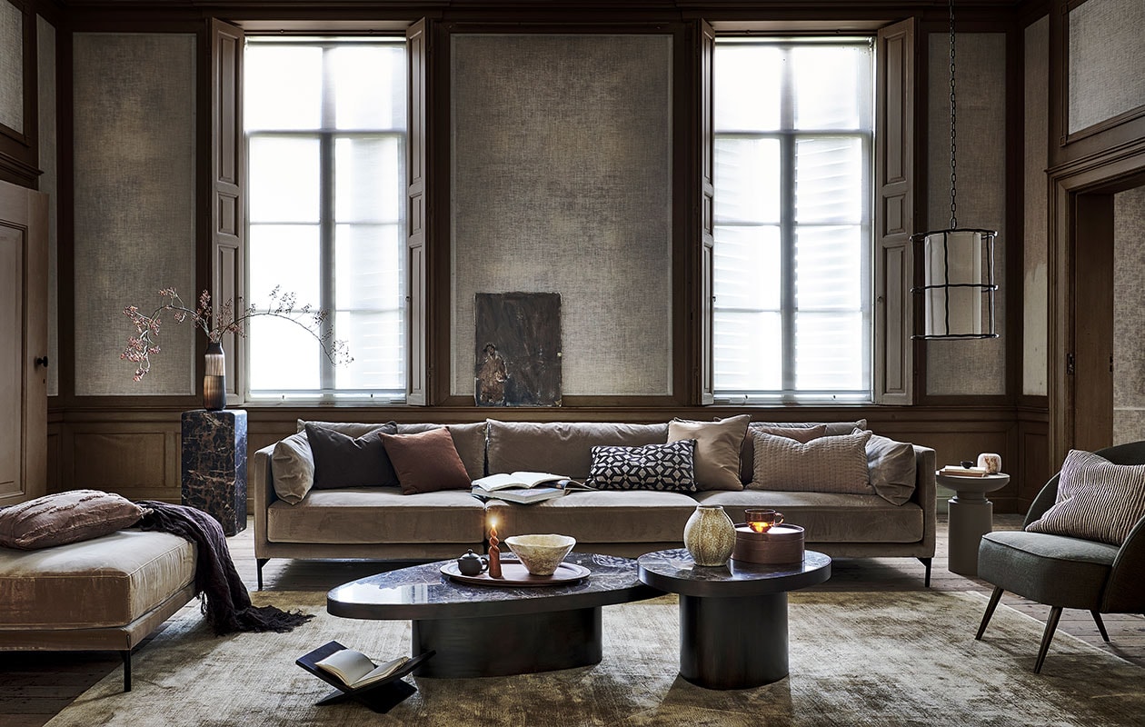 Velours hocker Vincent in champagnetint € 369,-, velours modulaire bank Vincent in champagnetint, vanaf € 569,- (sofacompany.com). Bruin kussen met textuurstrepen van Lizzo € 207,50 (loggerewilpower.com). Bruine linnen plaid € 375,-, beige satijnen kussen met bruine bies € 29,95, velours doorgestikt kussen € 39,95, lichtbruine bijzettafel € 191,20, kussen met textuurstrepen € 54,95 (nordal.eu). Faux marmeren pilaar € 535,- (polspotten.nl). Bruin kussen € 49,99, bruine glazen vaas € 69,-, houten dienblad € 199,- (homestede.nl). Vloerkleed, 250×350 cm € 2999,-, chocoladebruin fluwelen kussen € 79,- wit kussen met bruin geometrisch motief € 69,- (allurehome.nl). Houten boekenstandaard € 24,99, bruin theeglas met oor € 7,99 (hm.com). Olieverfschilderij prijs op aanvraag (gracespiegel.com). Marmeren salontafels, per stuk vanaf € 1444,95 (rapture.amsterdam). Keramieken theepot € 44,95, keramieken thefemok, onderdeel van set met pot € 59,95 (simonlevelt.nl/alkmaar). Gedraaide kaars € 4,95 (dille-kamille.be). Aardewerken schaal € 35,99, aardewerken bolvaas € 29,99 (zarahome.com). Hanglamp van Vaughan, prijs op aanvraag (wva.nl). Albaster waxinelichthouder € 24,99 (sissy-boy.com). Fauteuil € 675,- (allestedlund.com). Overig privébezit.