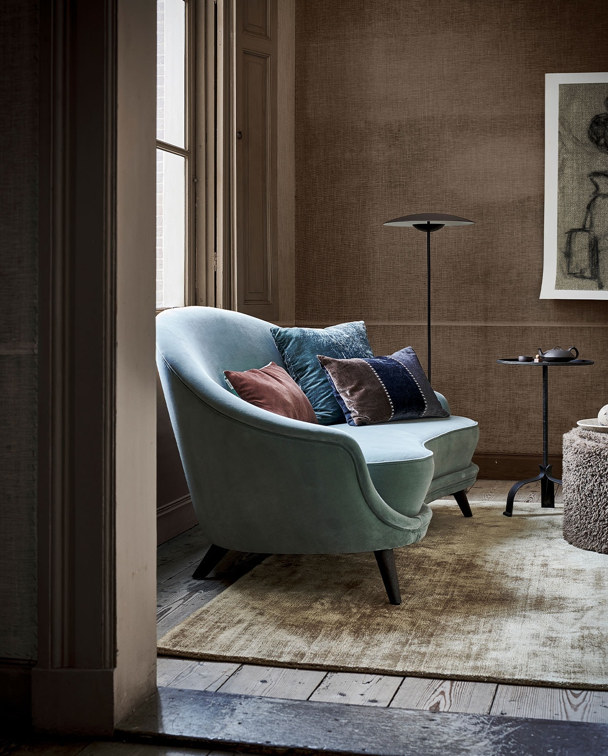 Vloerkleed, 250×350 cm € 2999,- (allurehome.nl). Sofa € 2730,- (loggerewilpower.com). Bruin velours kussen € 29,99 (sissy-boy.com). Blauw fluwelen kussen van William Yeoward € 97,-, kussen met blauw vlak van William Yeoward € 117,-, bijzettafel van William Yeoward € 143,- (wva.nl). Vloerlamp € 975,- (homestede.nl). Theepot € 44,95, theemok, onderdeel van set met pot € 44,95 (simonlevelt.nl/alkmaar). Poef van Essenza € 139,95 (vtwonen.be). Aardewerken schaal € 35,99 (zarahome.com). Tekening op linnen, prijs op aanvraag (gracespiegel.com). Overig privébezit. Locatie Landhuis Oud Amelisweerd (landhuisoudamelisweerd.nl).