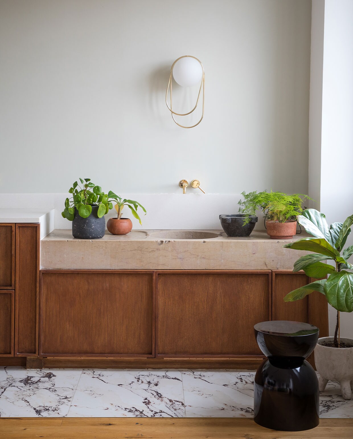 Eiken keuken uitgevoerd door timmerman, Corian werkblad. Stenen vloer Marbre van Marazzi. Overig onbekend.