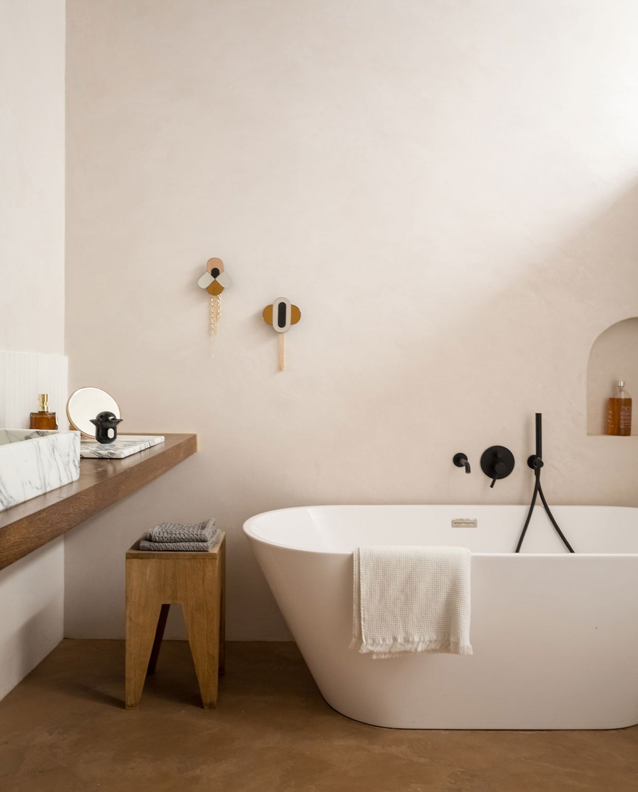 Bad Leroy Merlin, kraan Zucchetti. Wastafelmeubel, wasbak, plateau op maat gemaakt. Sieradenhaak Bisou Bijou, geurkaars Margaux Keller. Muurverf Dimity van Farrow &amp; Ball. Overig onbekend.