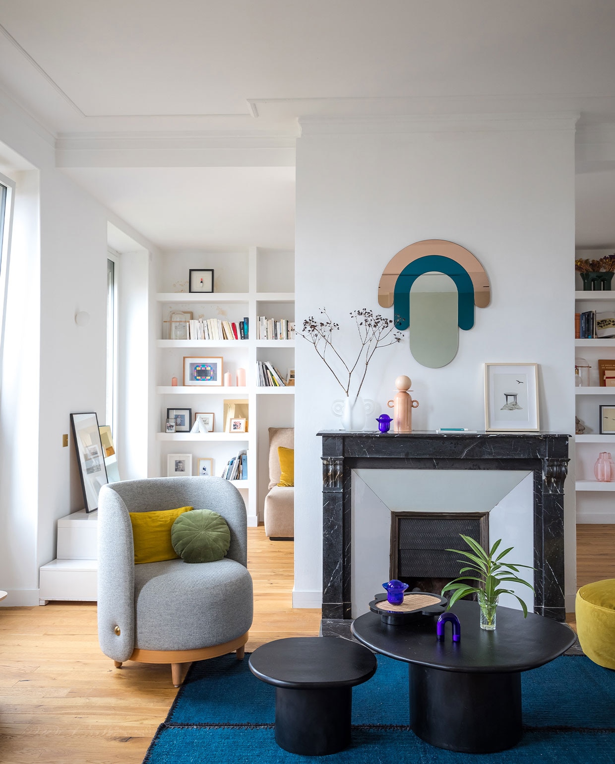 Fauteuil Orecchino van Margaux Keller voor Soca. Koffietafels van Ampm van La Redoute. Kussens Maison de Vacances, Elitis, poef Made. Spiegel Garibabou, accessoires op schouw en tafel Margaux Keller. Overig onbekend.